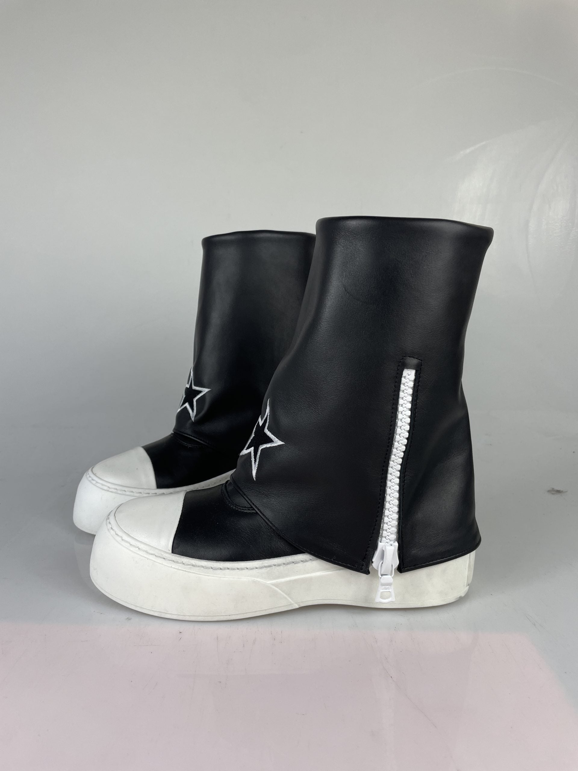Estrella de cuero negro
