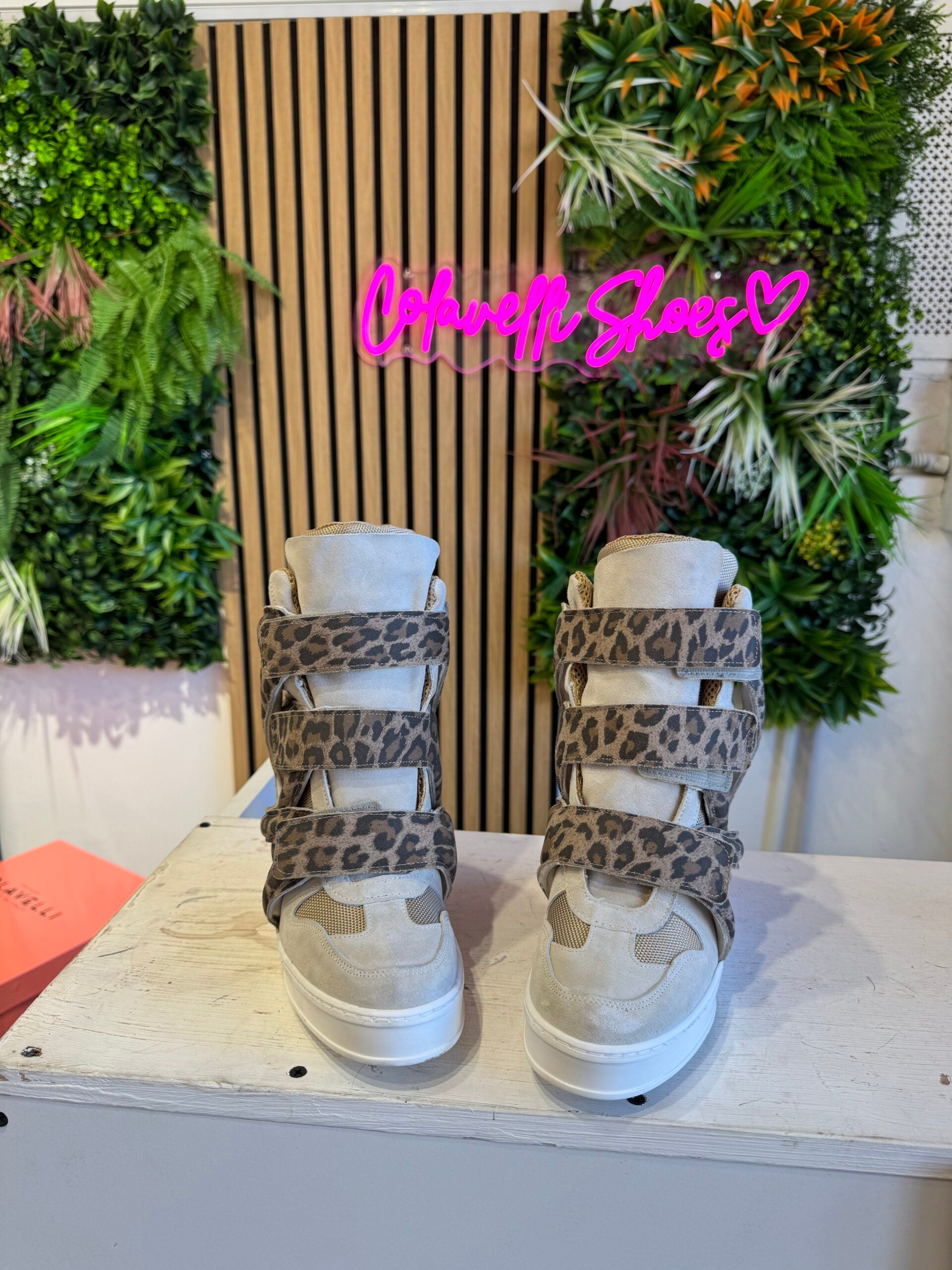 Tren completo con cámara beige con manchas rasgadas