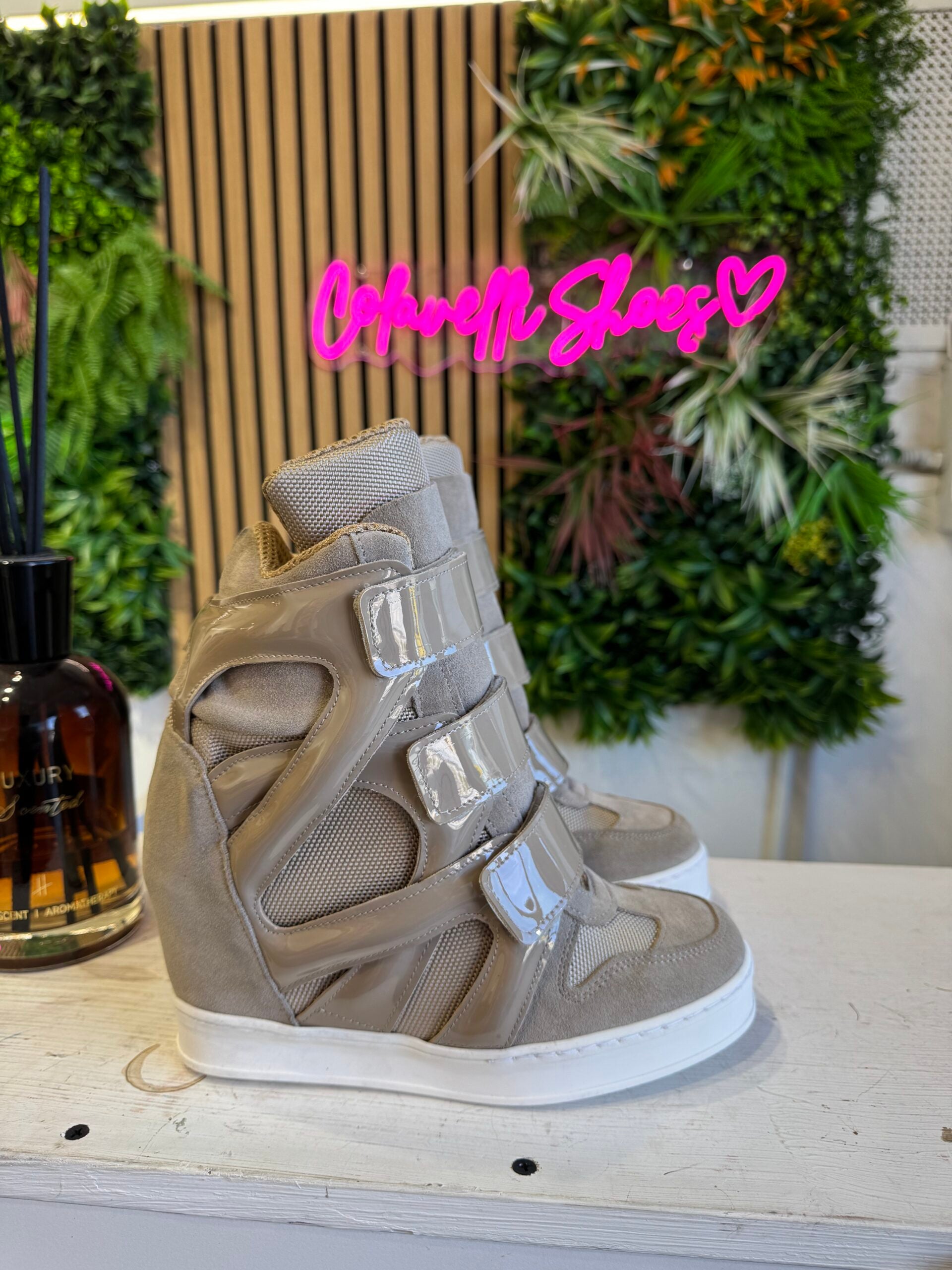 Full up train patent suede beige