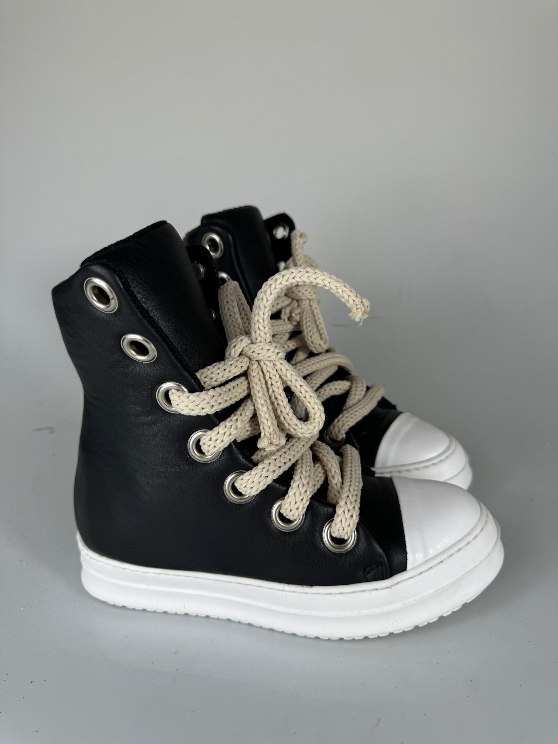basic lace-up tore