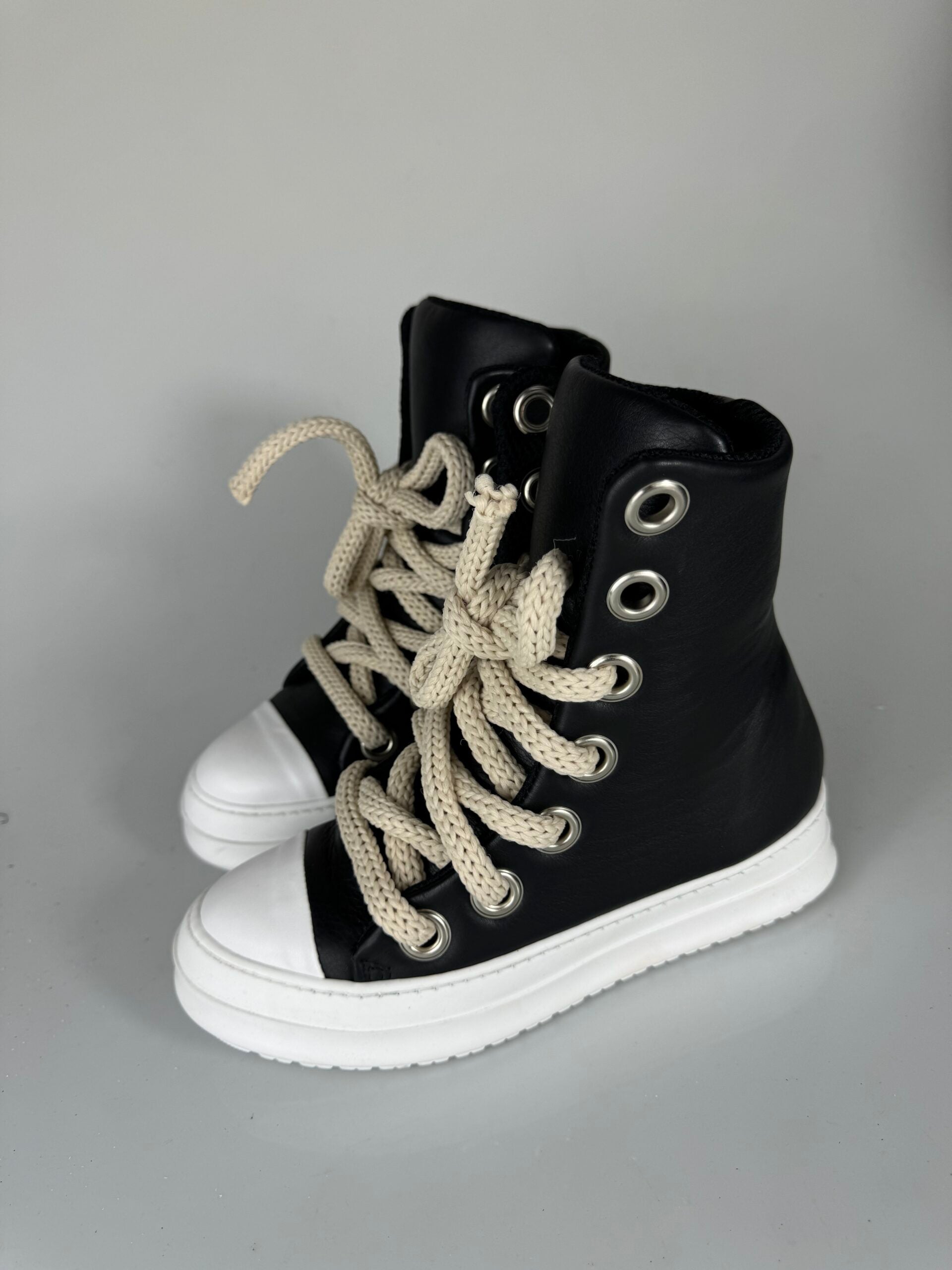 basic lace-up tore