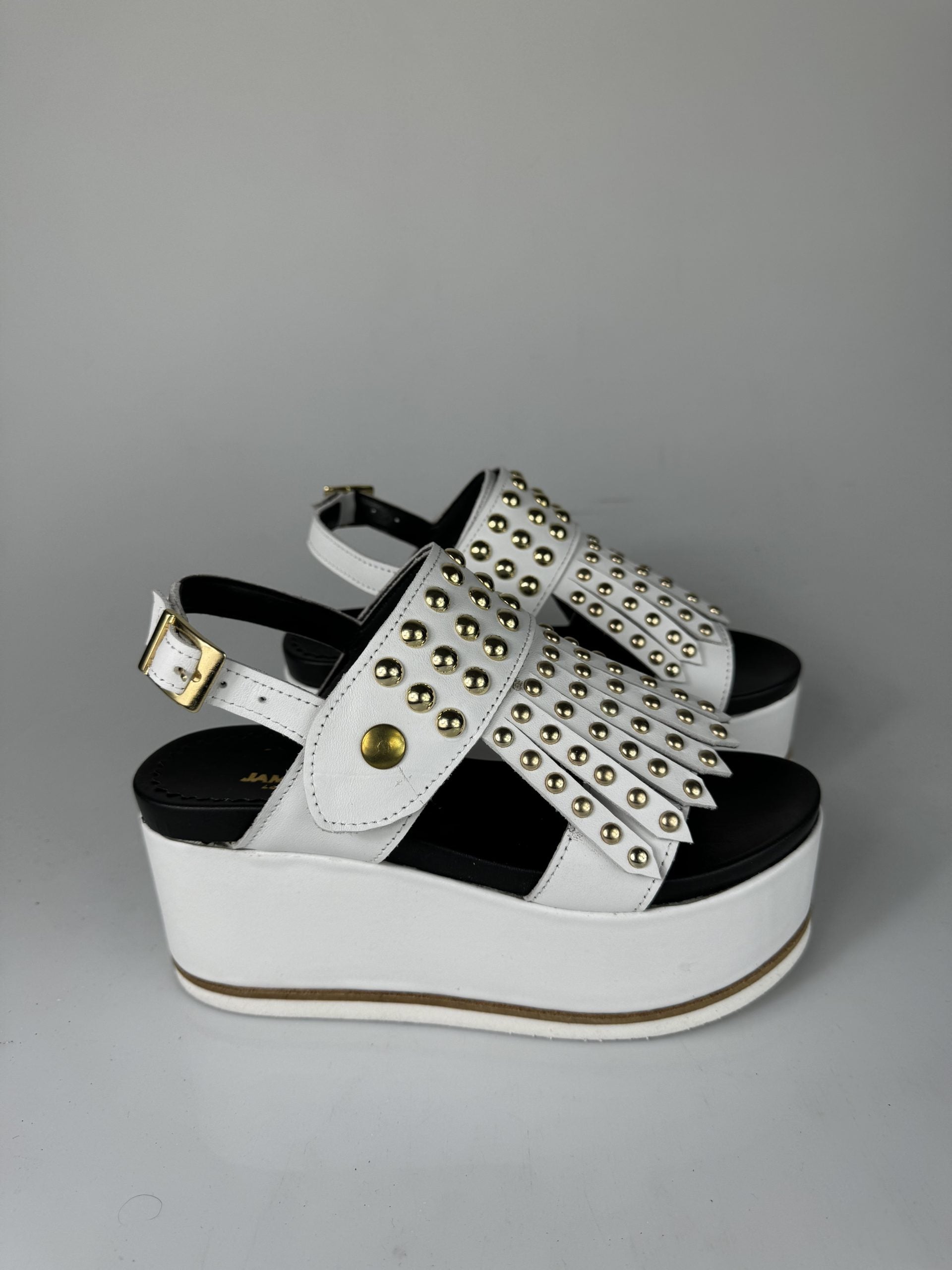 Holly51 cuero blanco con tachuelas doradas