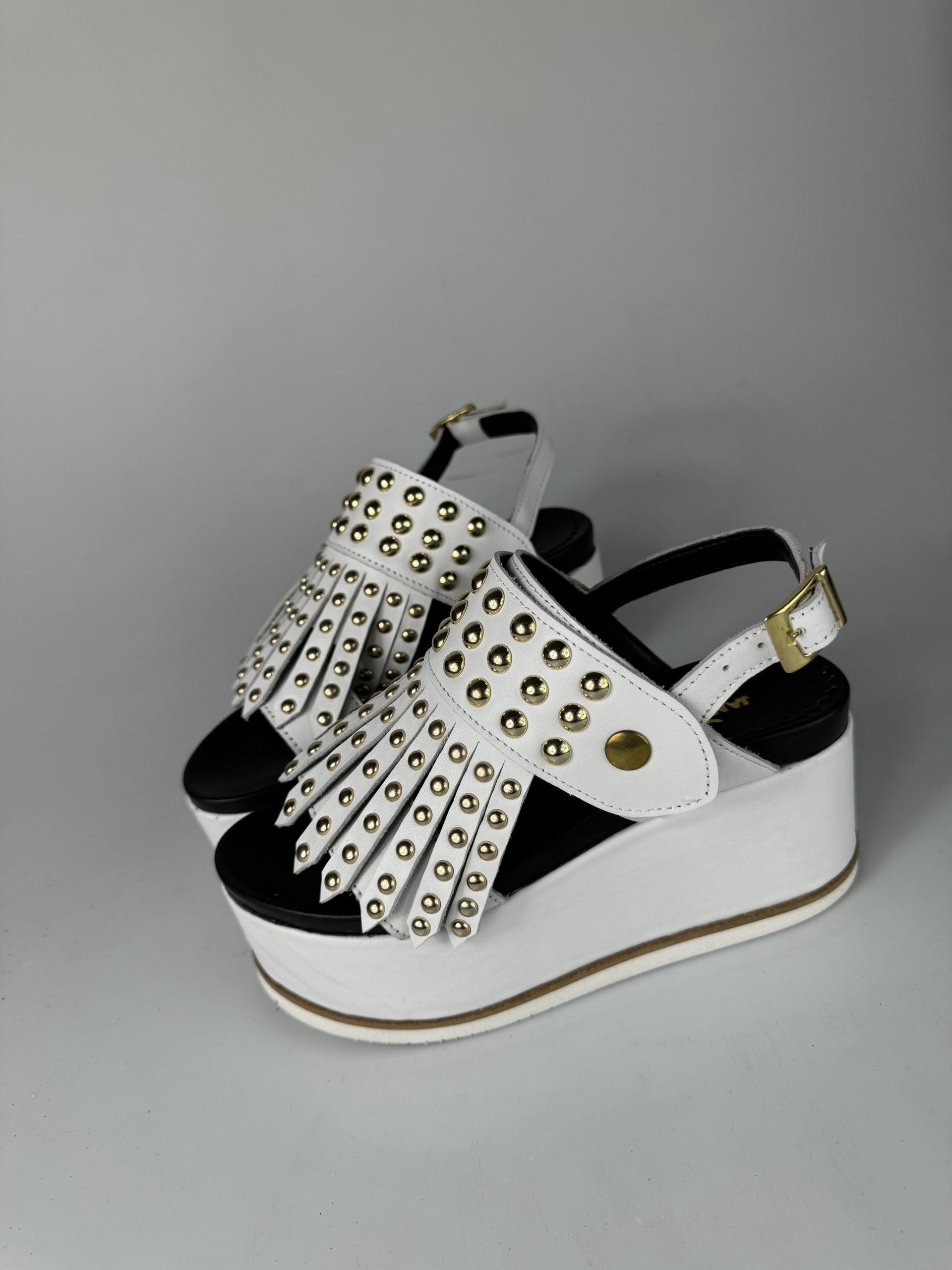 Holly51 cuero blanco con tachuelas doradas