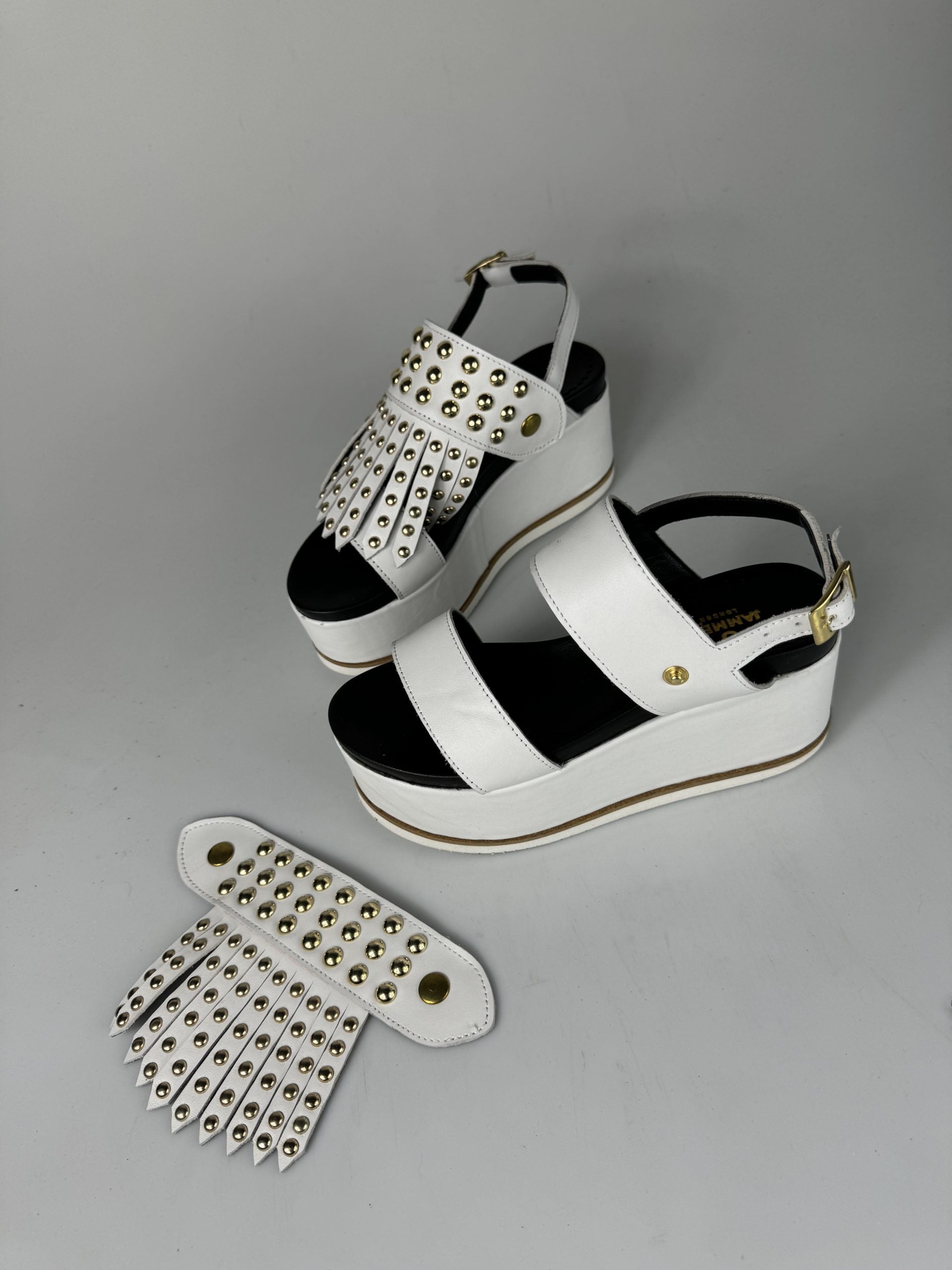 Holly51 cuero blanco con tachuelas doradas