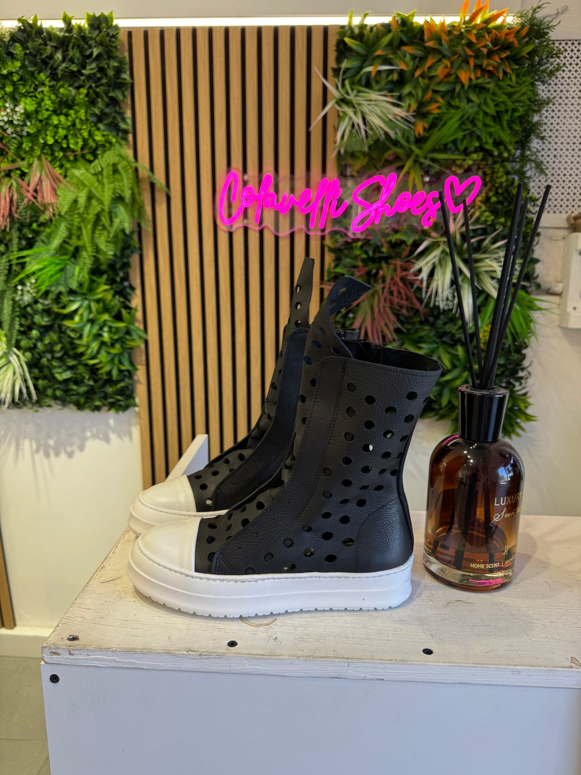 perforated bull black leather sb