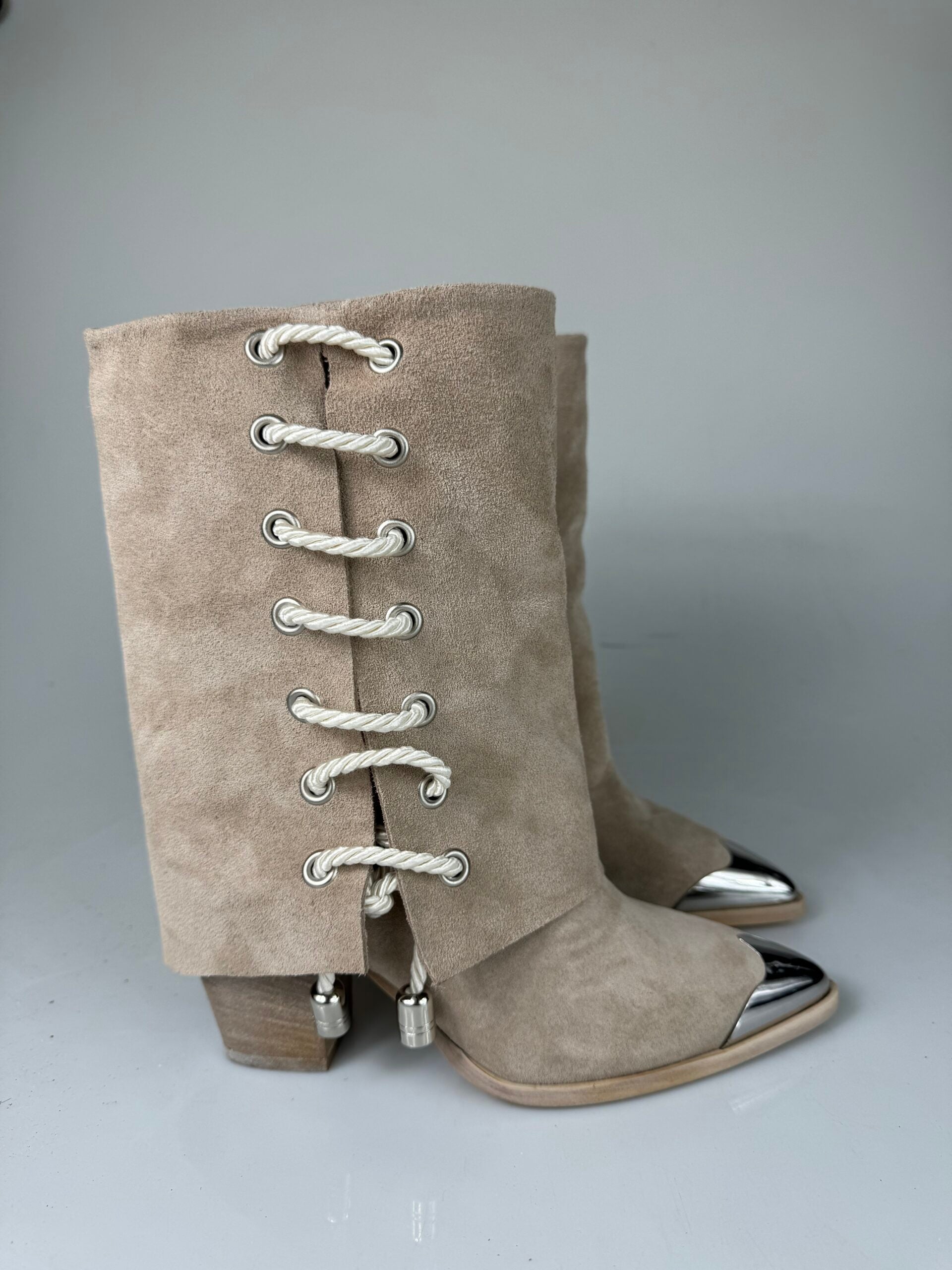 Isa i33 beige suede