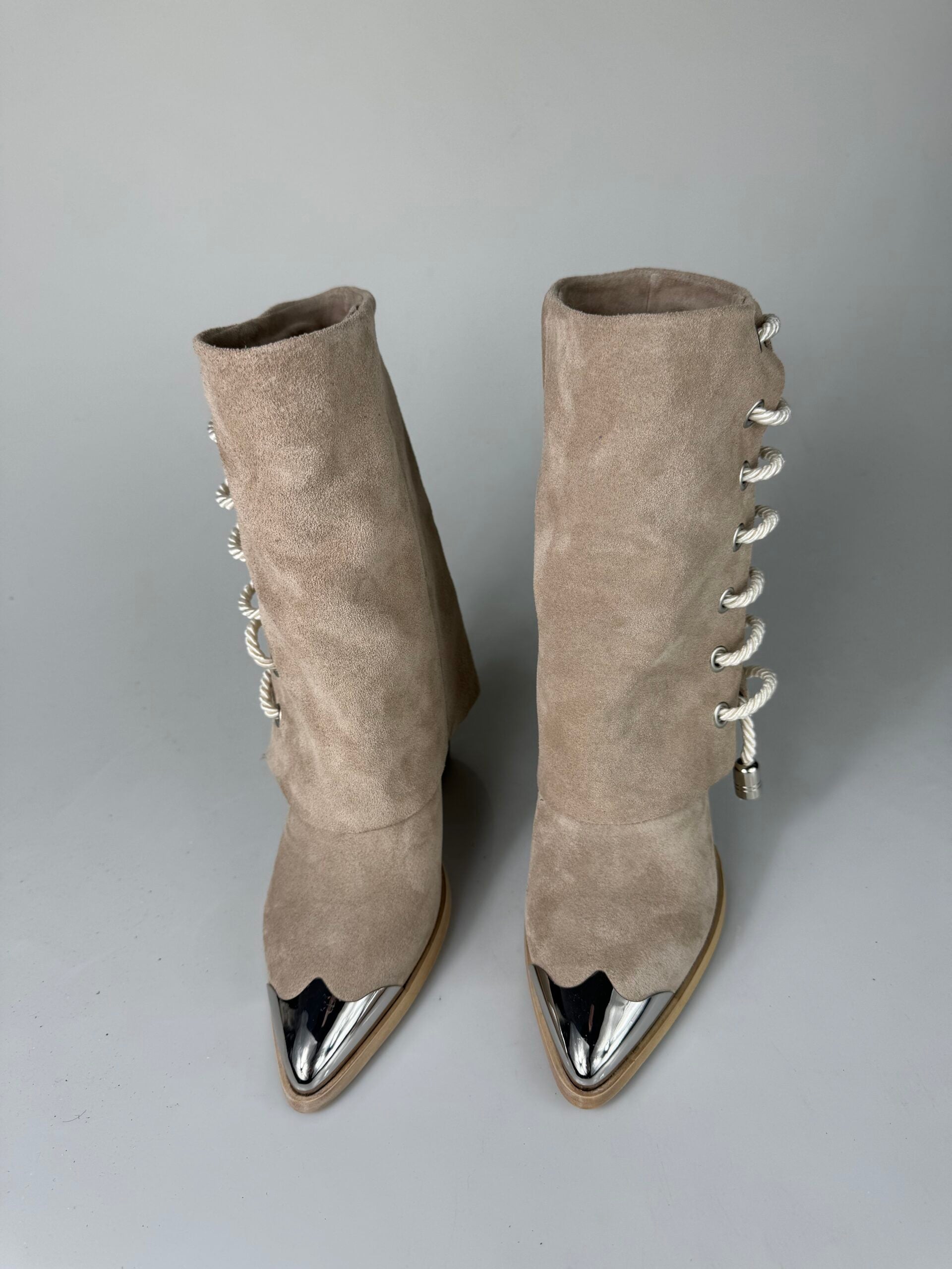 Isa i33 beige suede