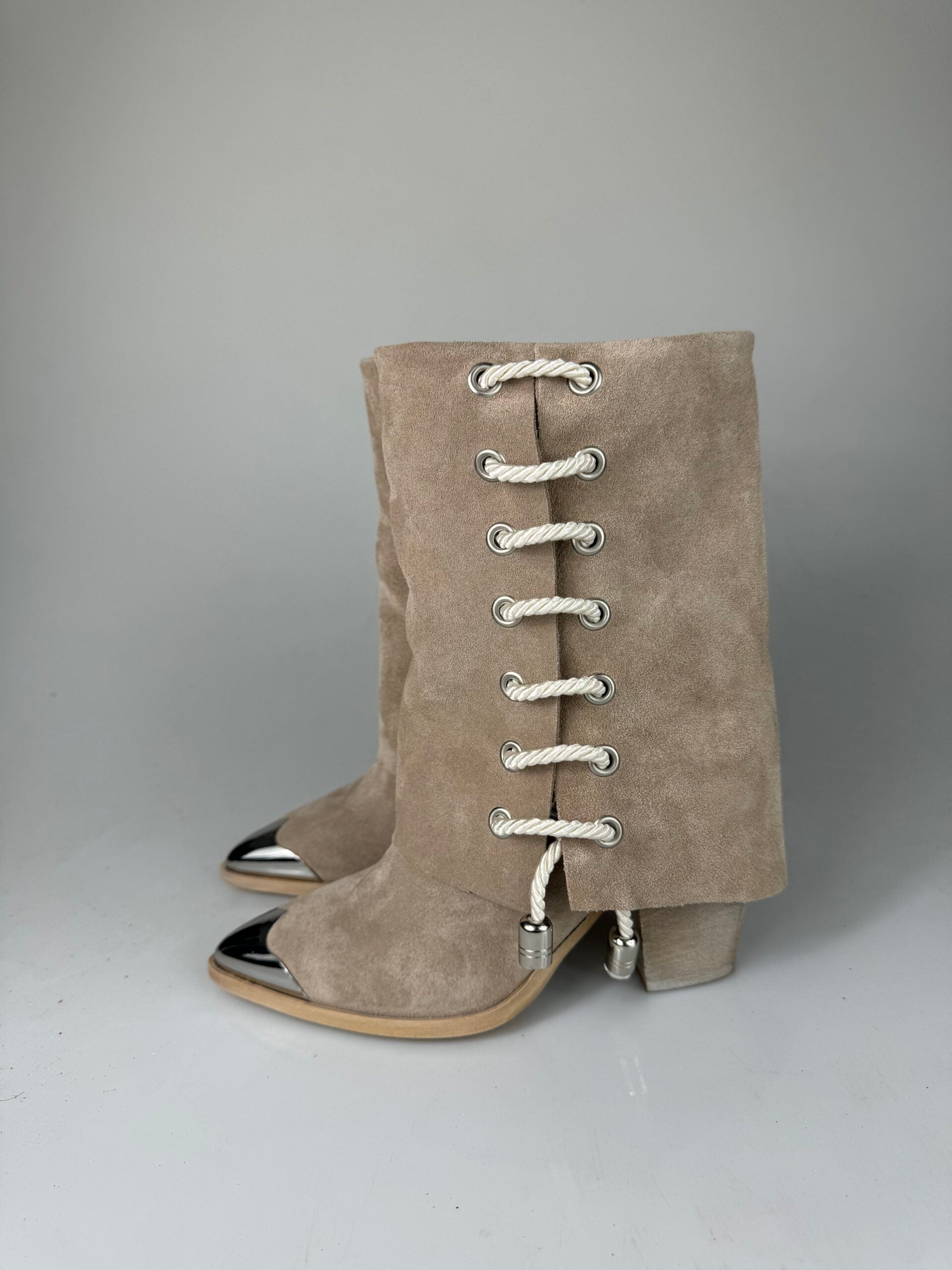 Isa i33 beige suede