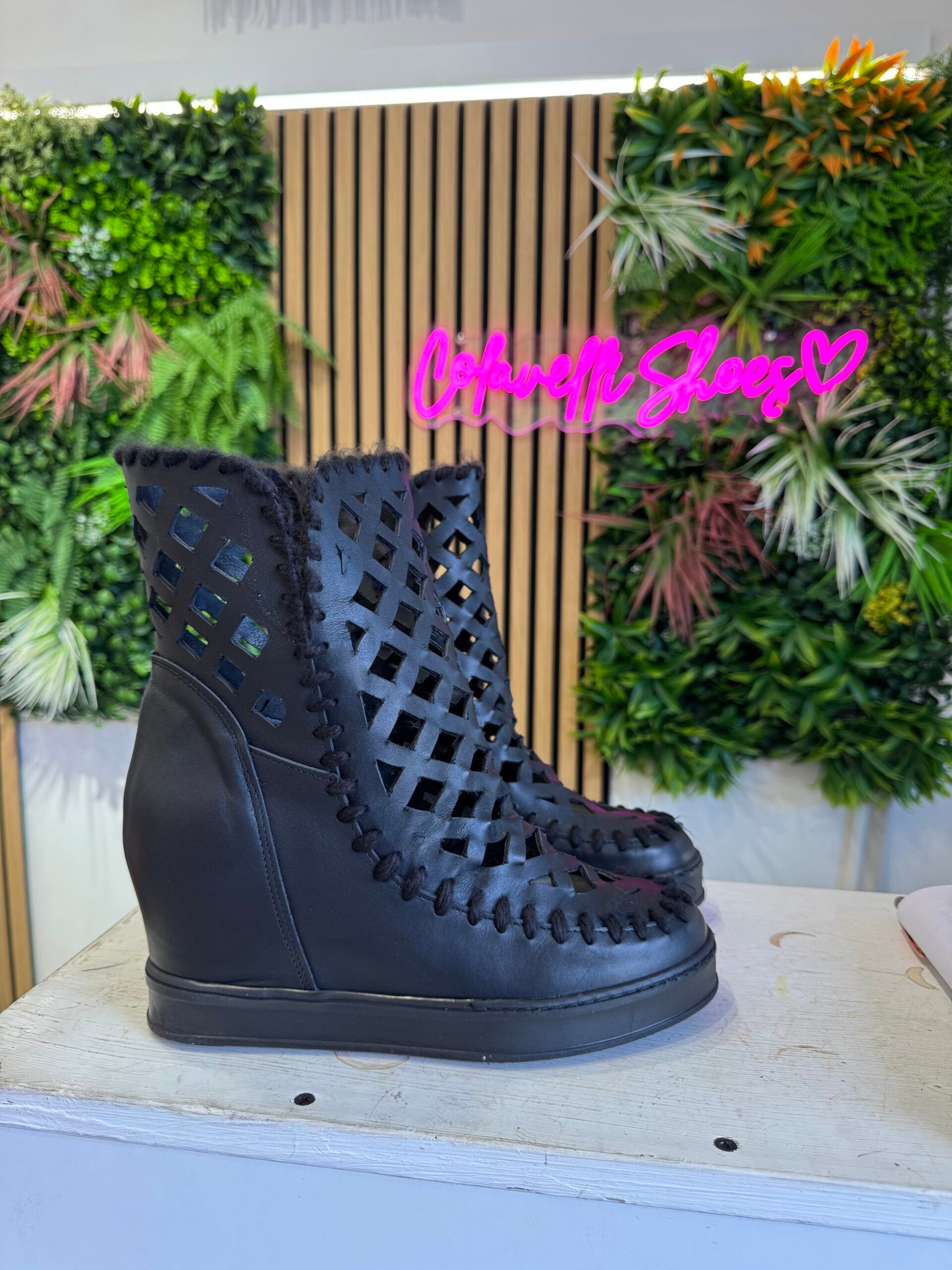 Bolso de cuero negro a cuadros cereza