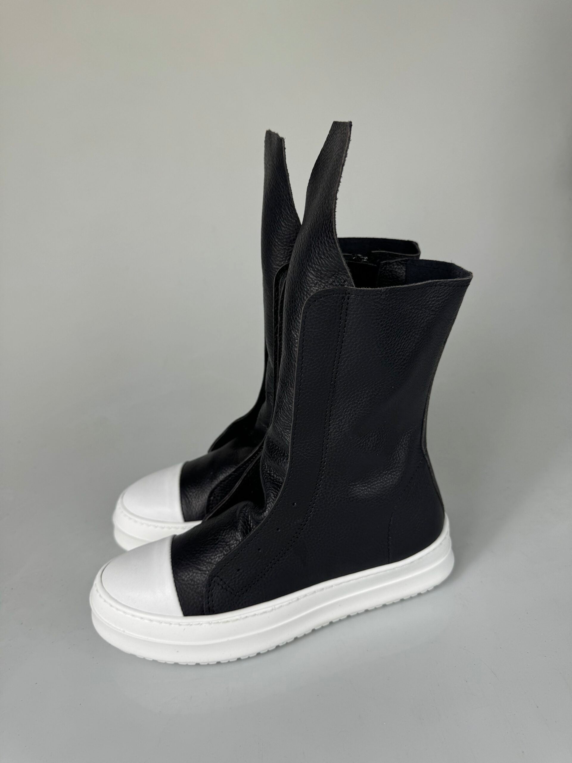 Tore01 black leather