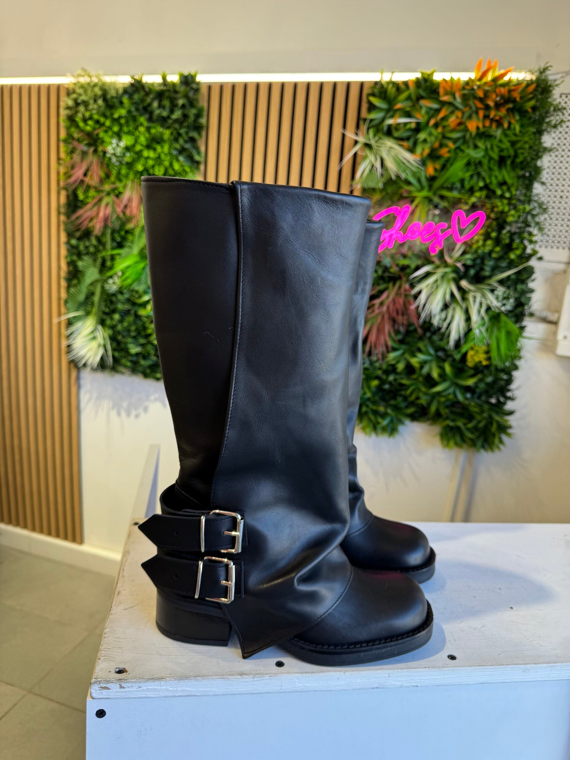 Armer5 black leather