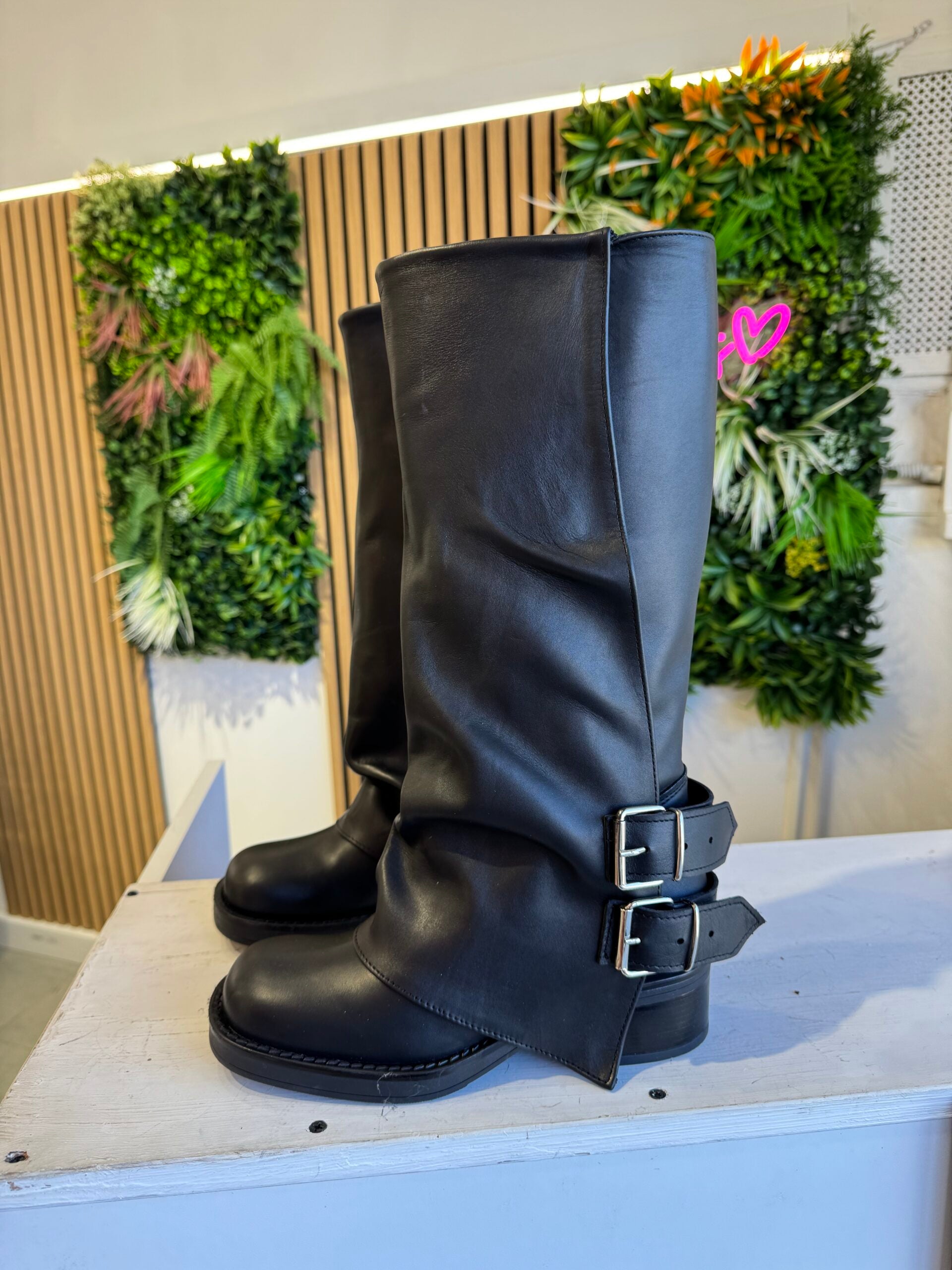 Armer5 black leather