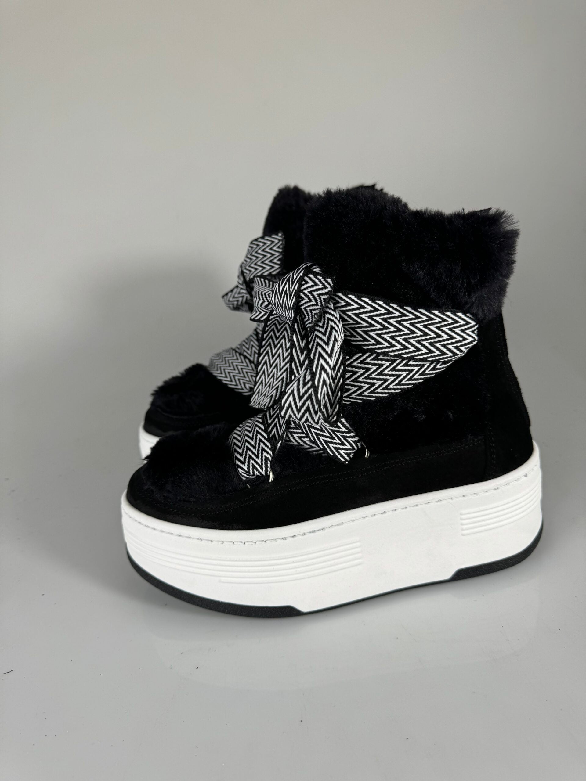 Wolf7 cam black fur black laces black/white