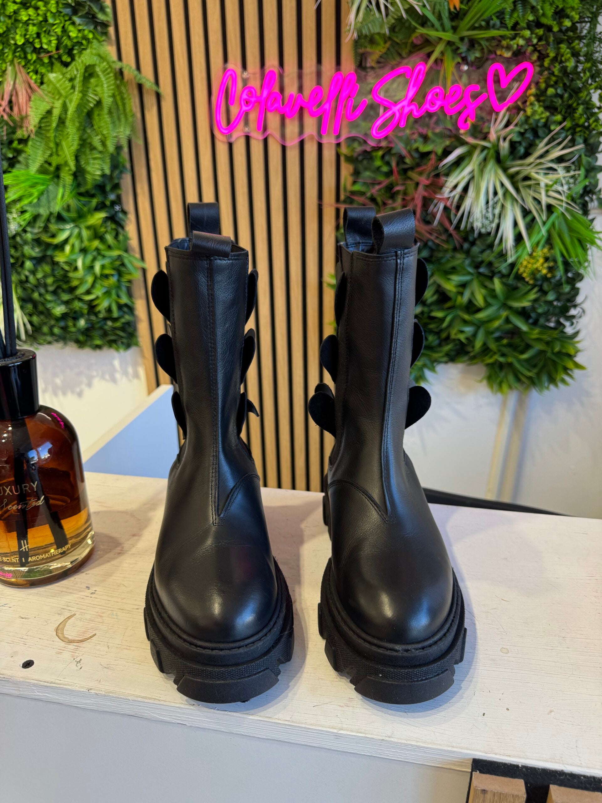 Wake12 double heart black leather