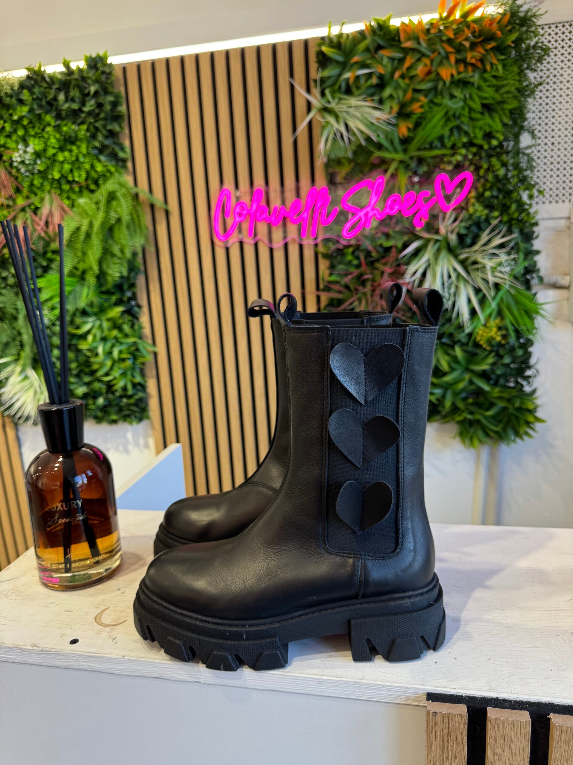 Wake12 double heart black leather