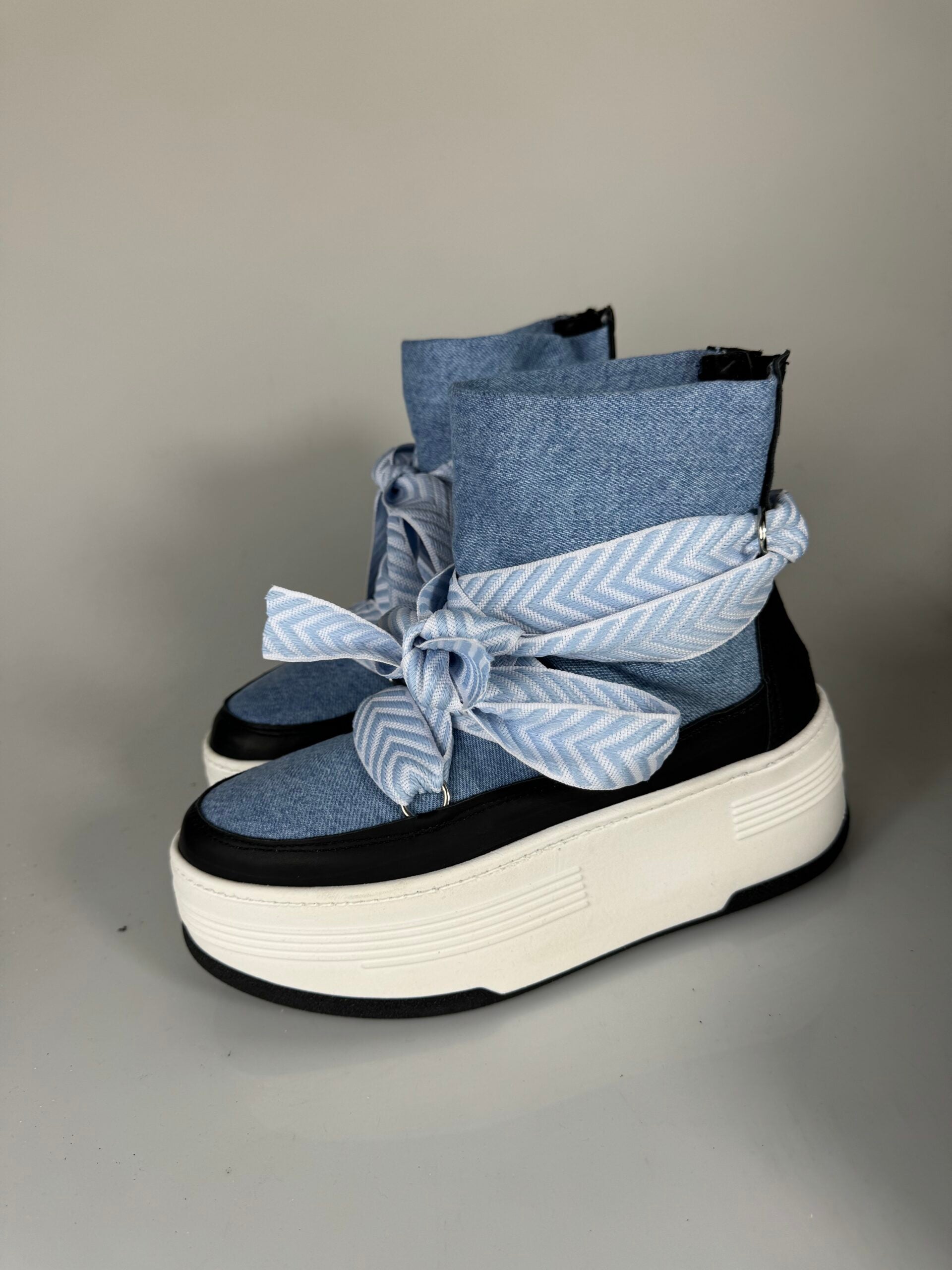 Wolf7 black rip jeans with light blue lace