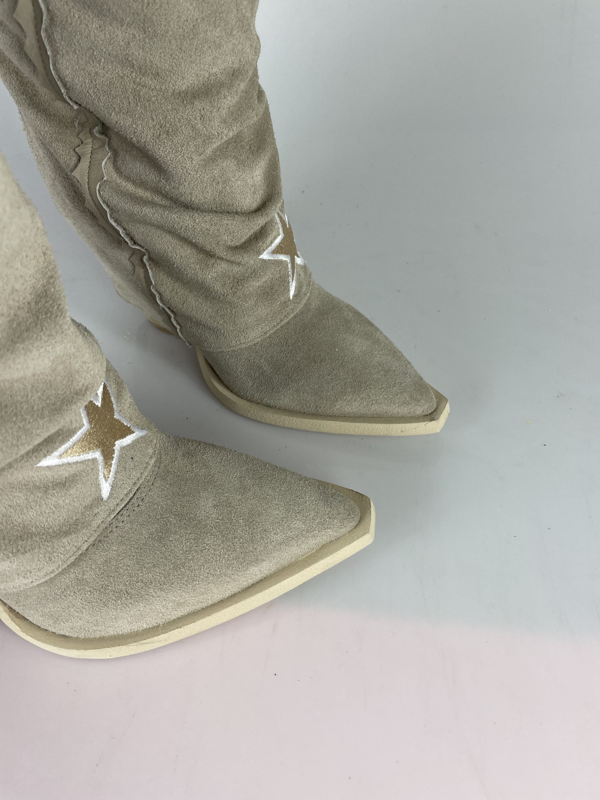 Euphoria beige suede
