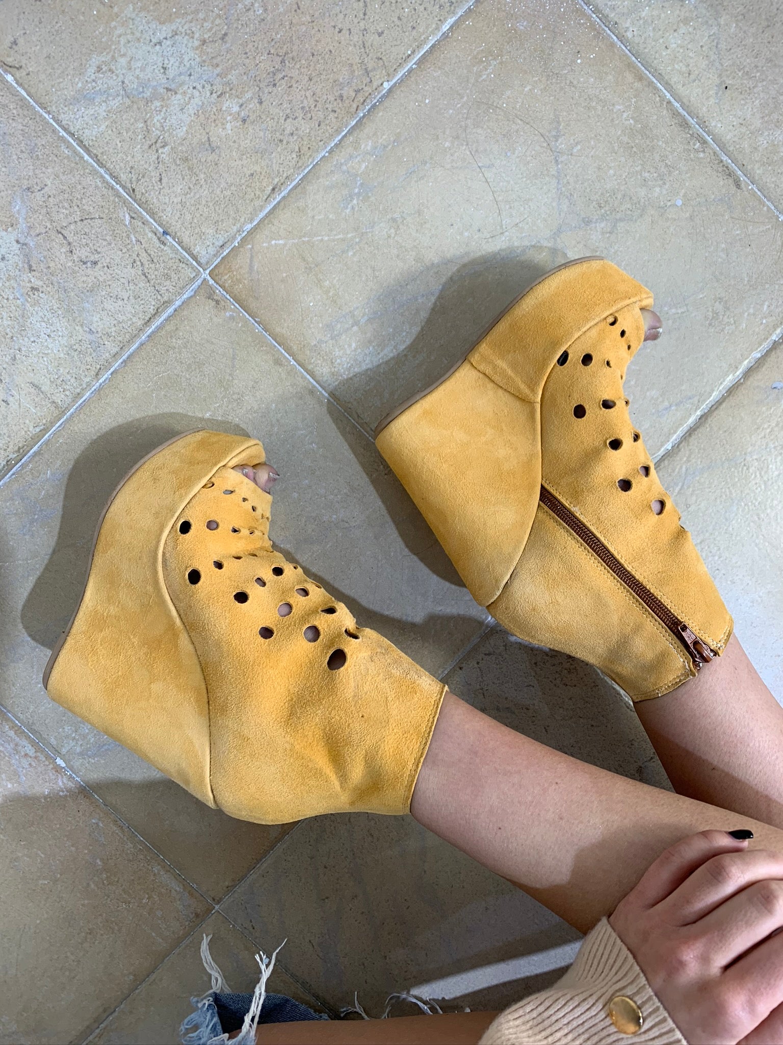 Carmensita holes yellow cam