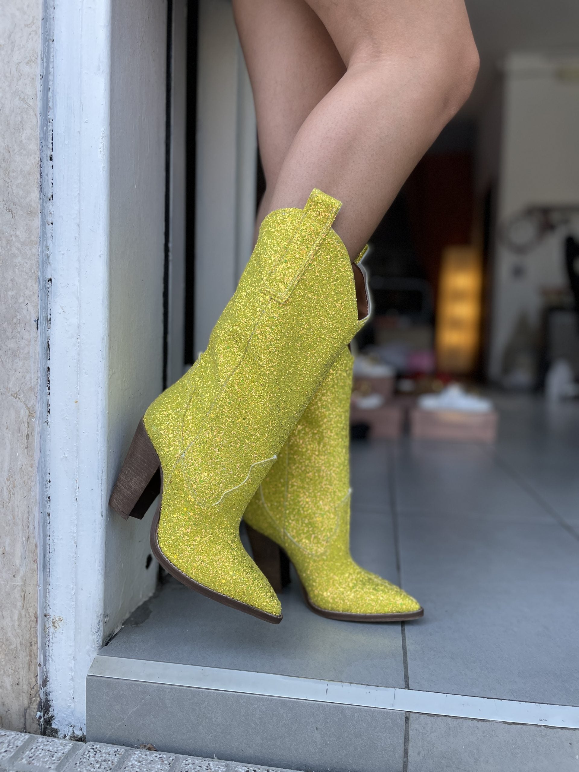 Cecilia low embroidery with yellow glitter 