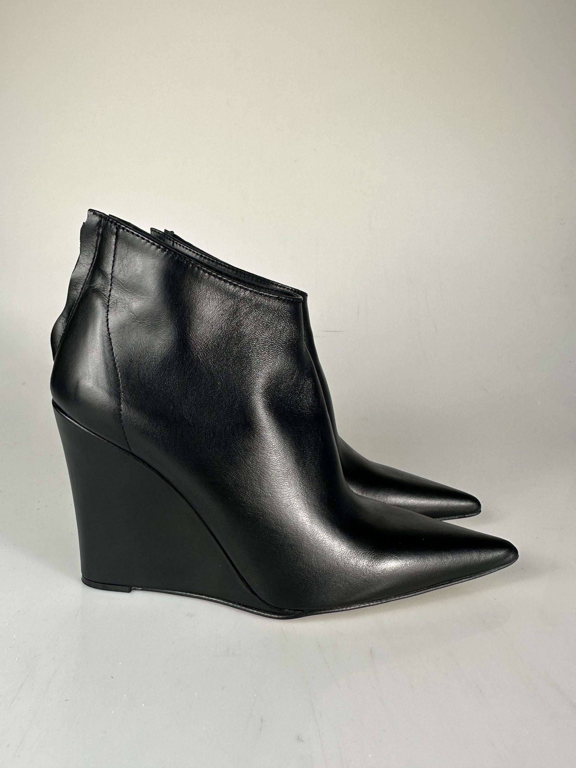 Aurora basic black leather
