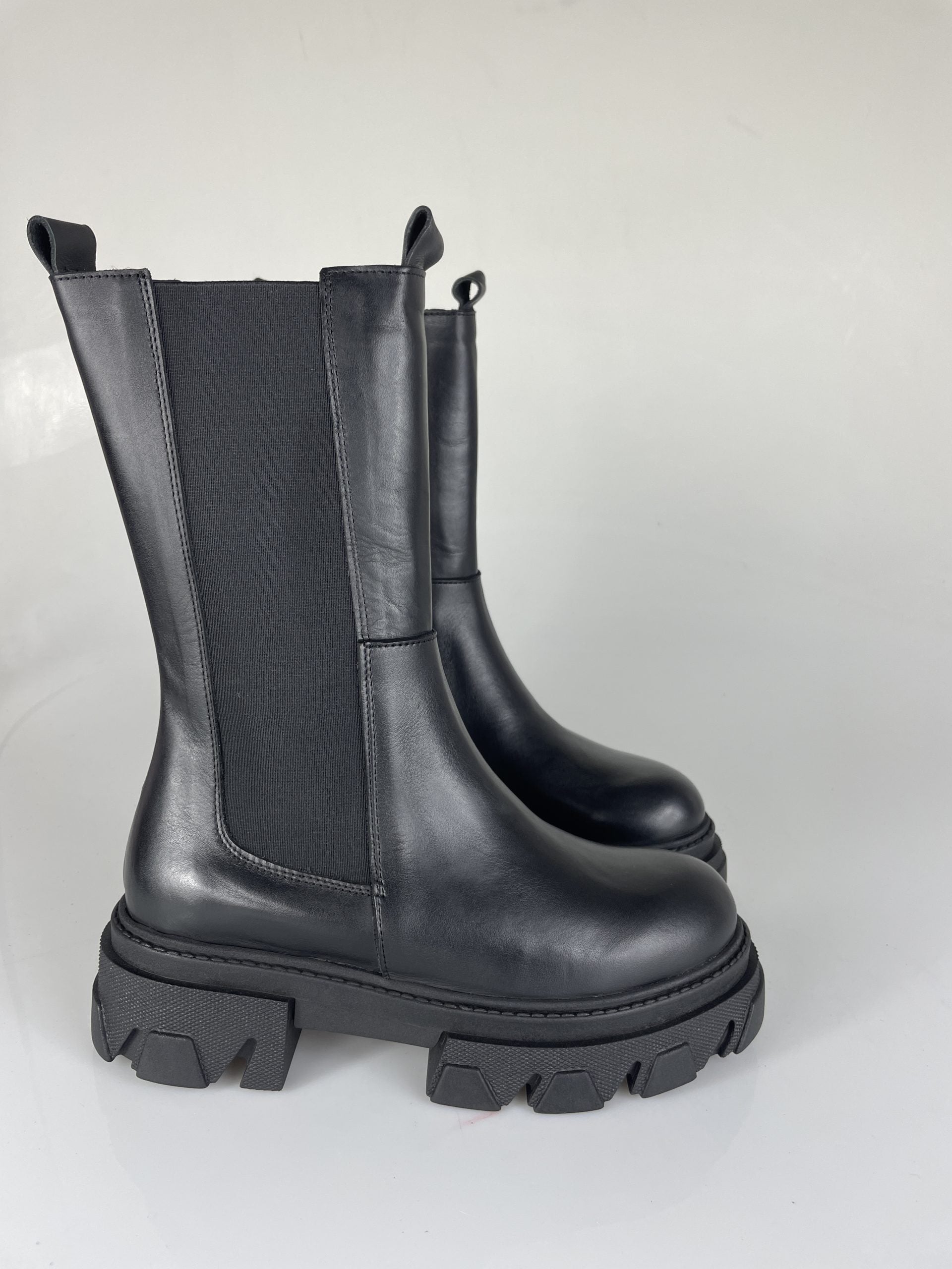 Wake12 black leather