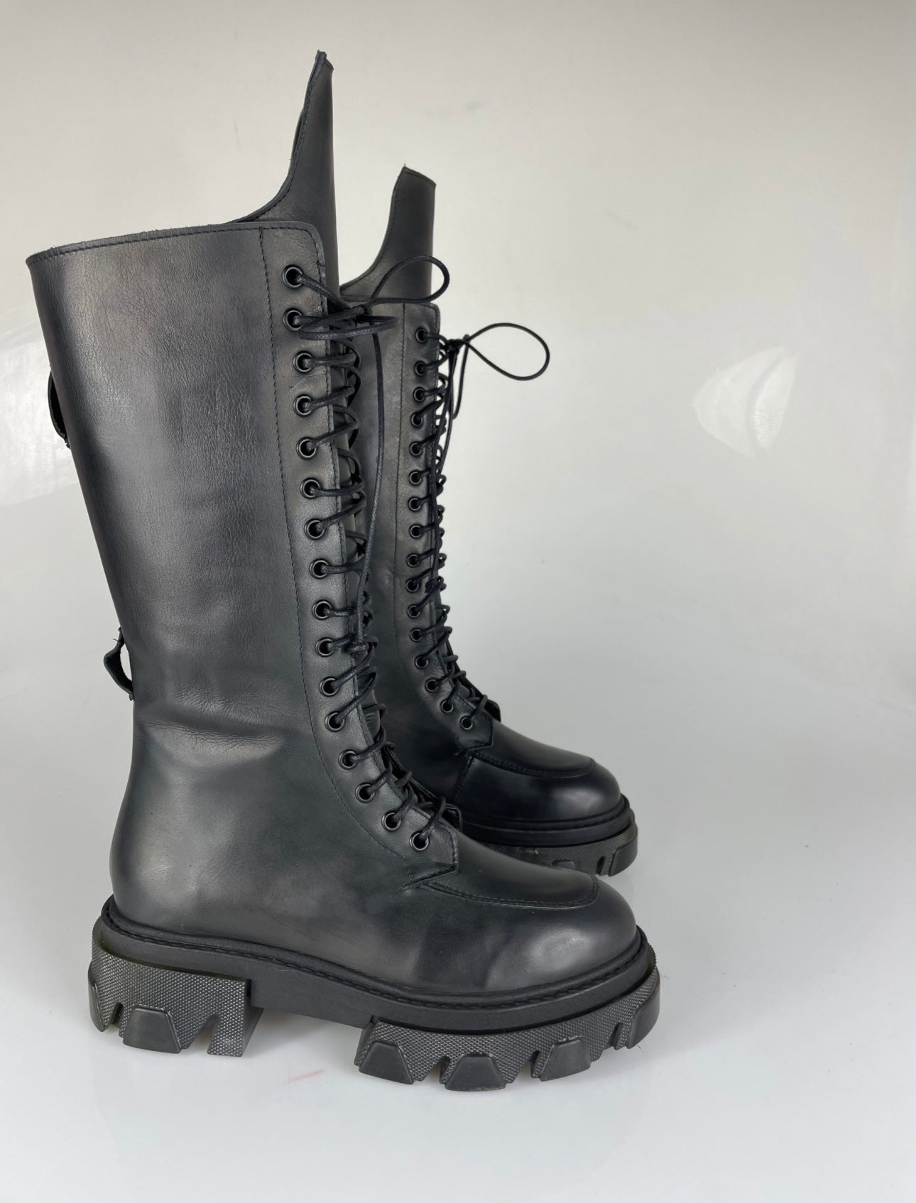 Wake1 black leather high tongue