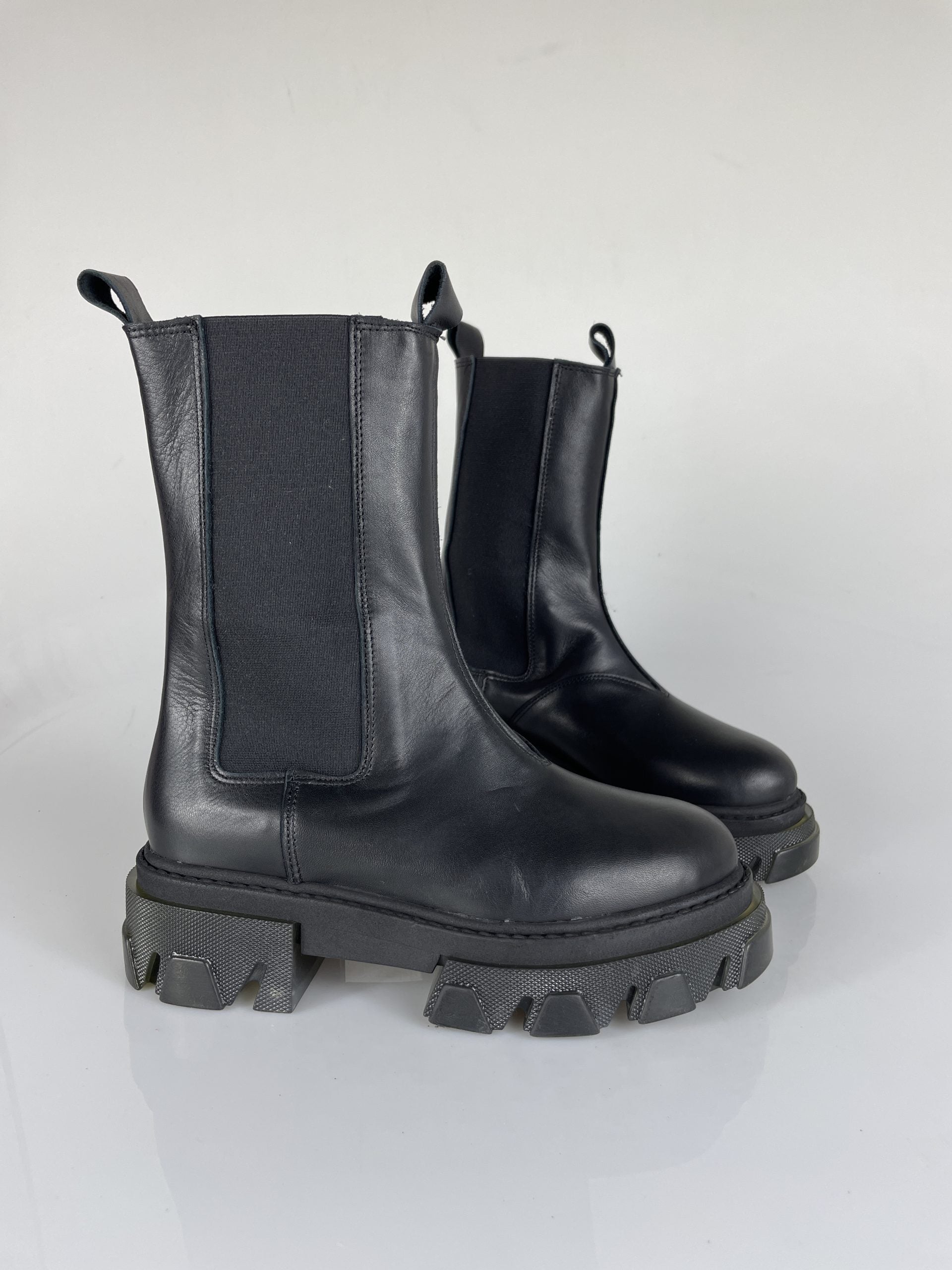 Wake12 black leather