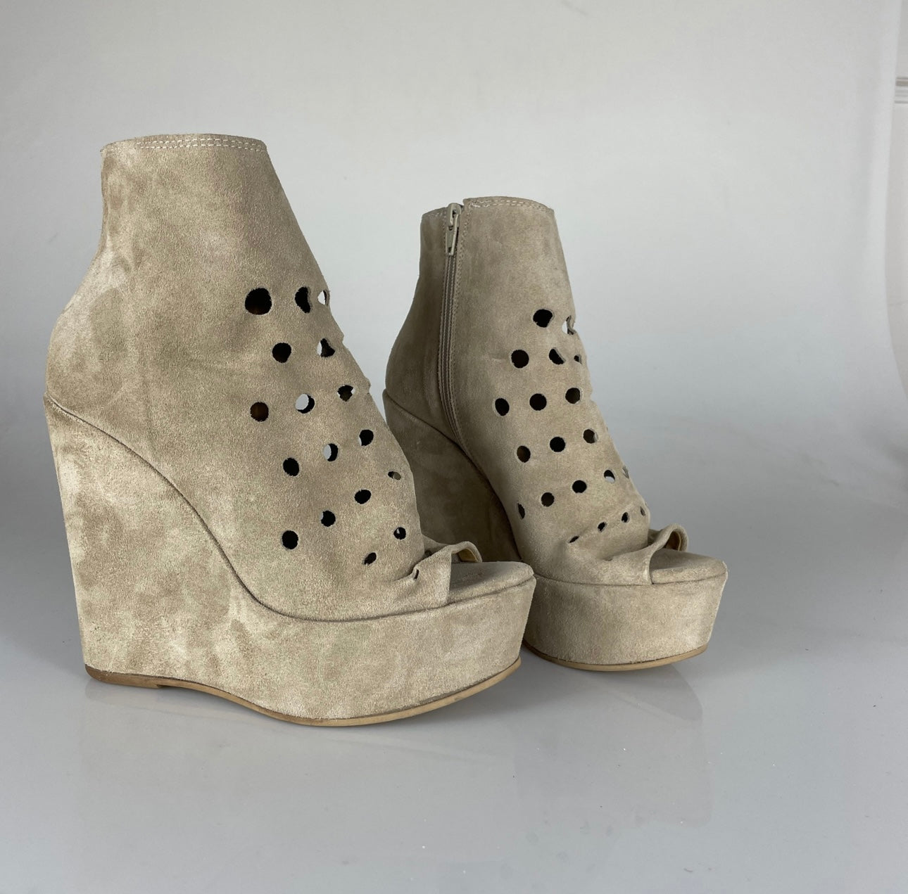 Carmensita beige cam holes
