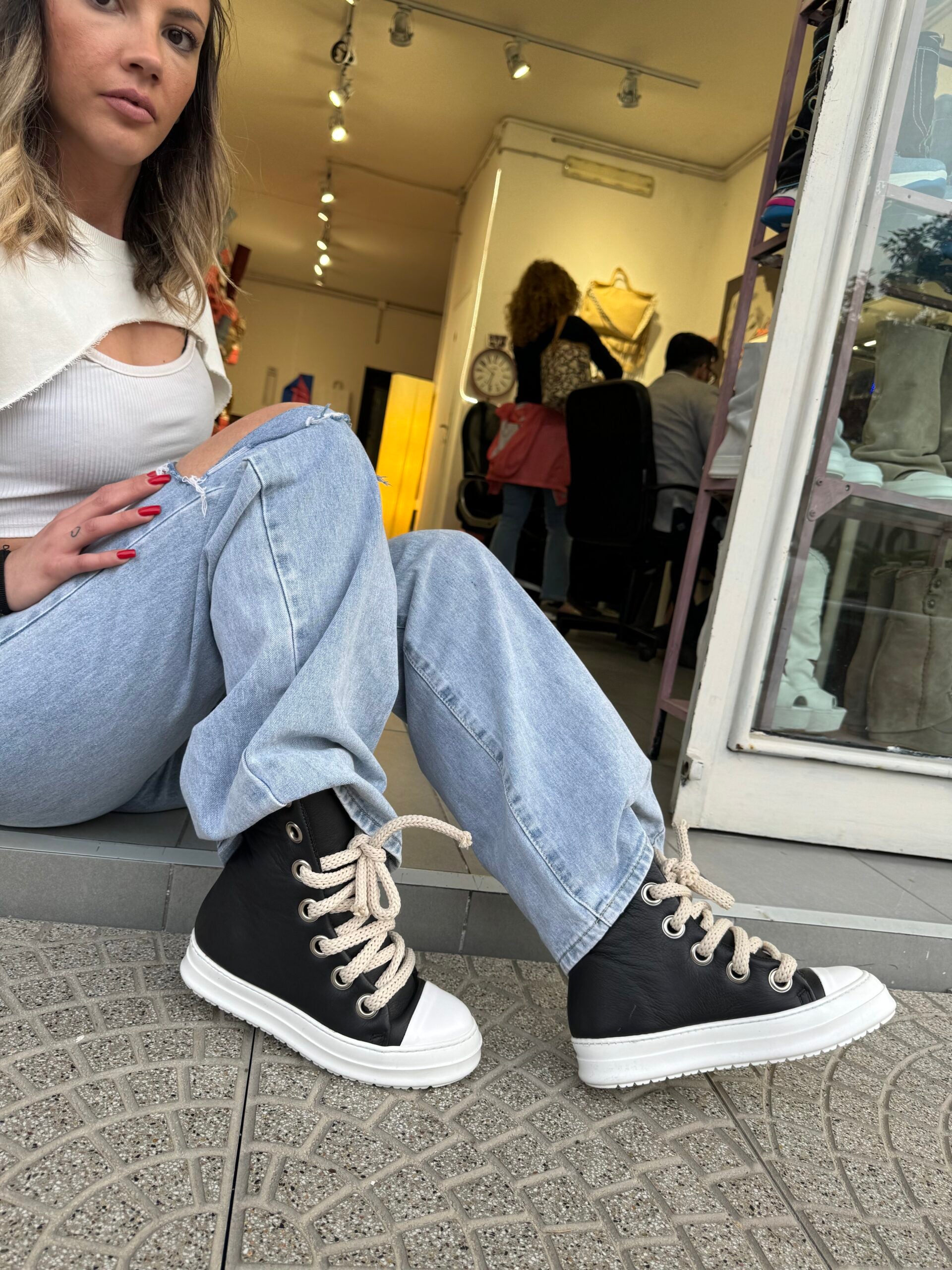 basic lace-up tore