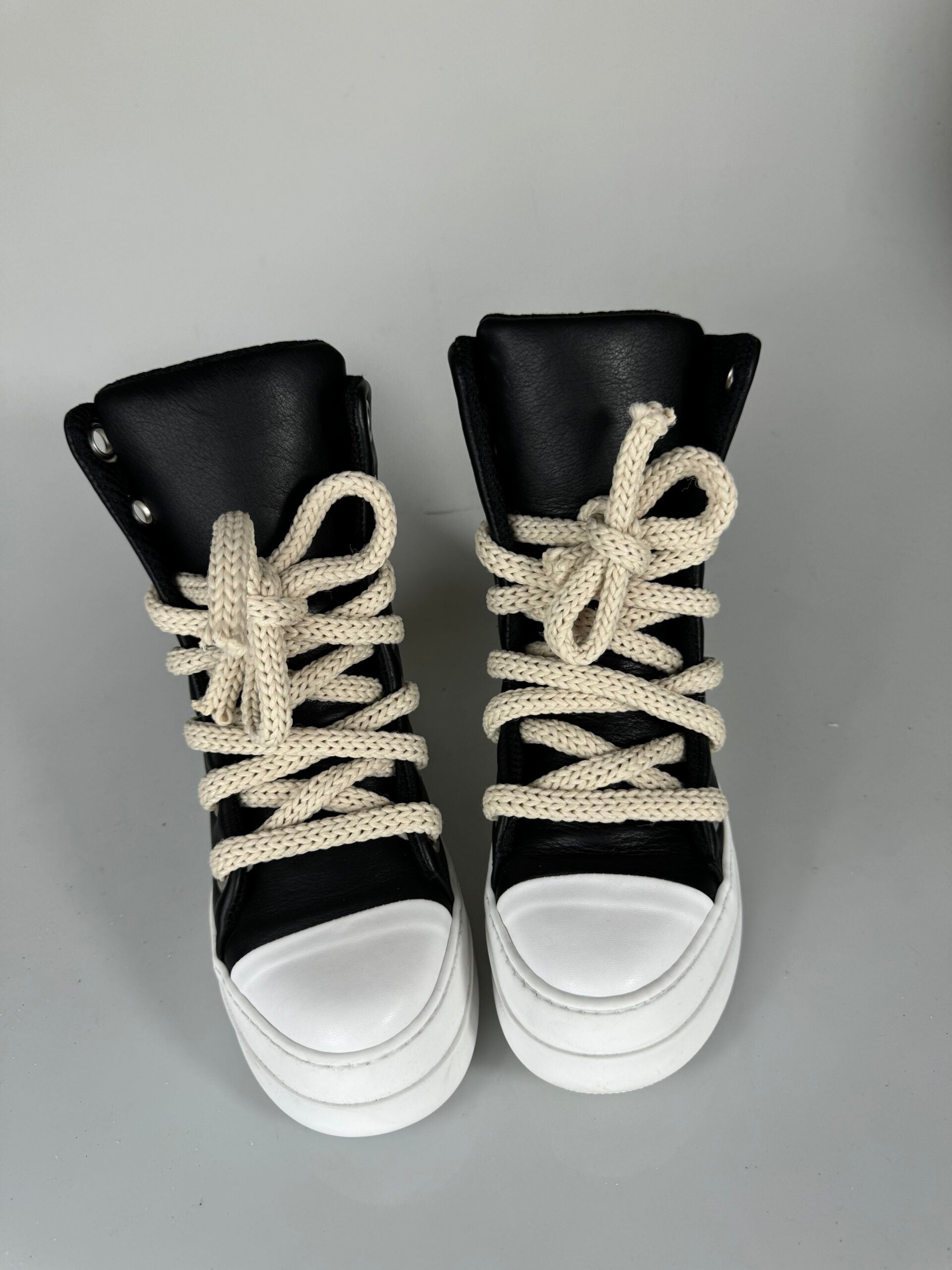 basic lace-up tore