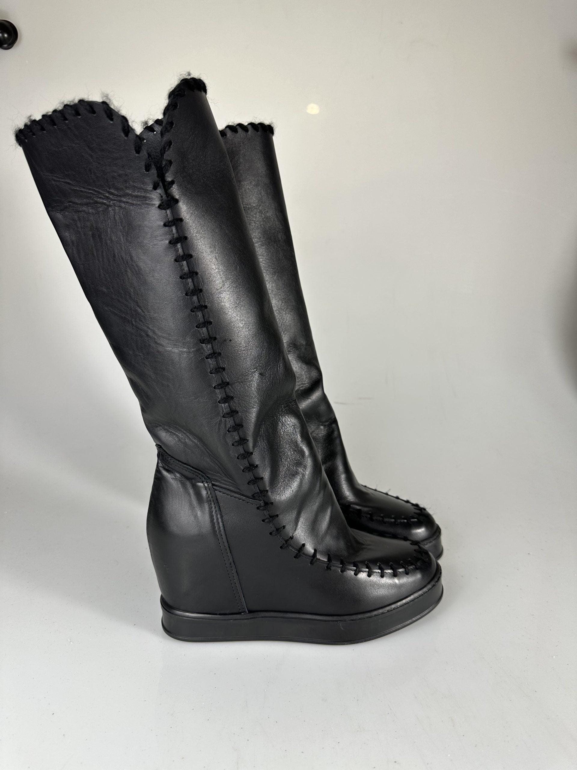 Louu alto cuero negro suela negra