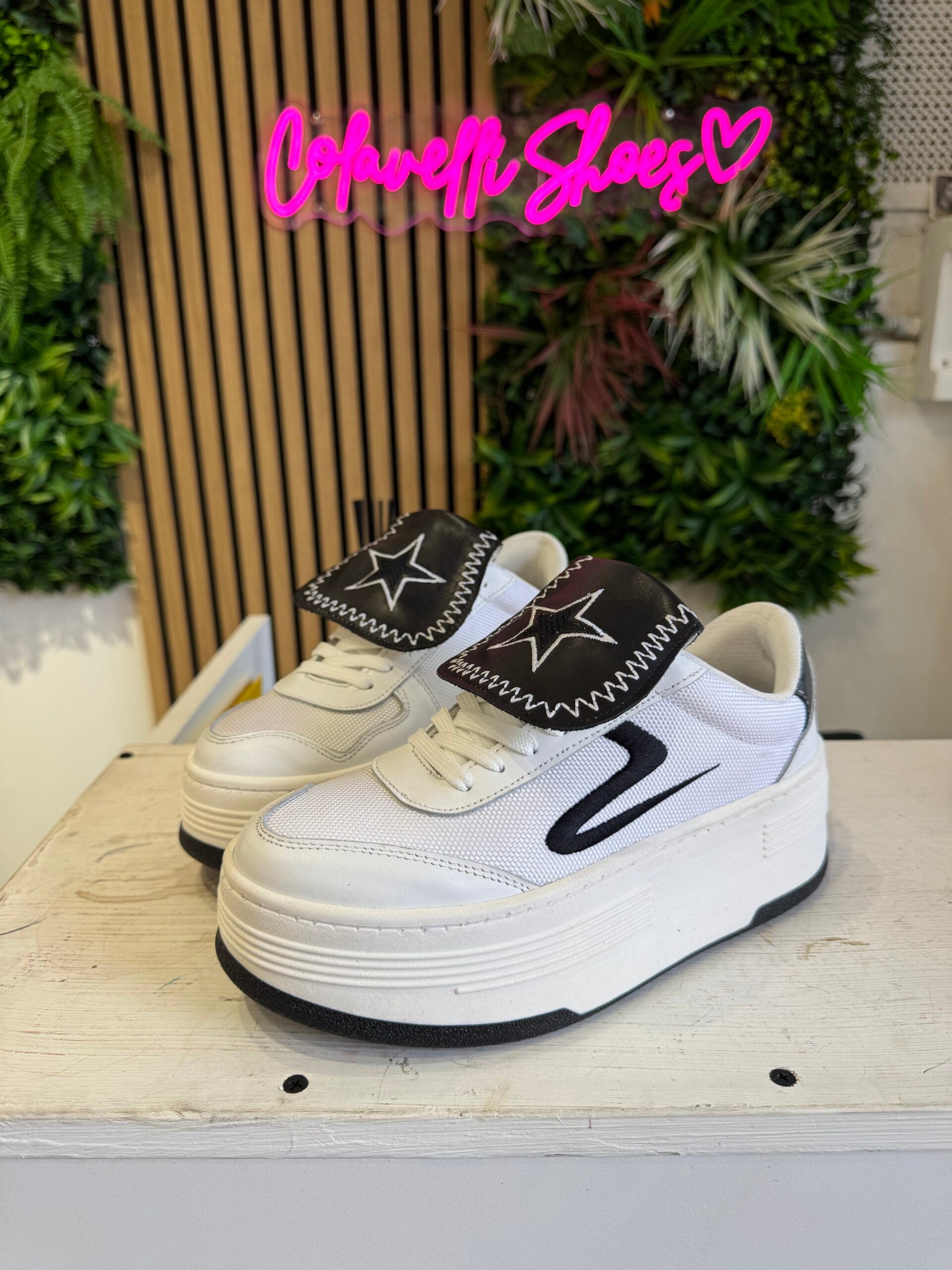 Wolf Puraia white rip black