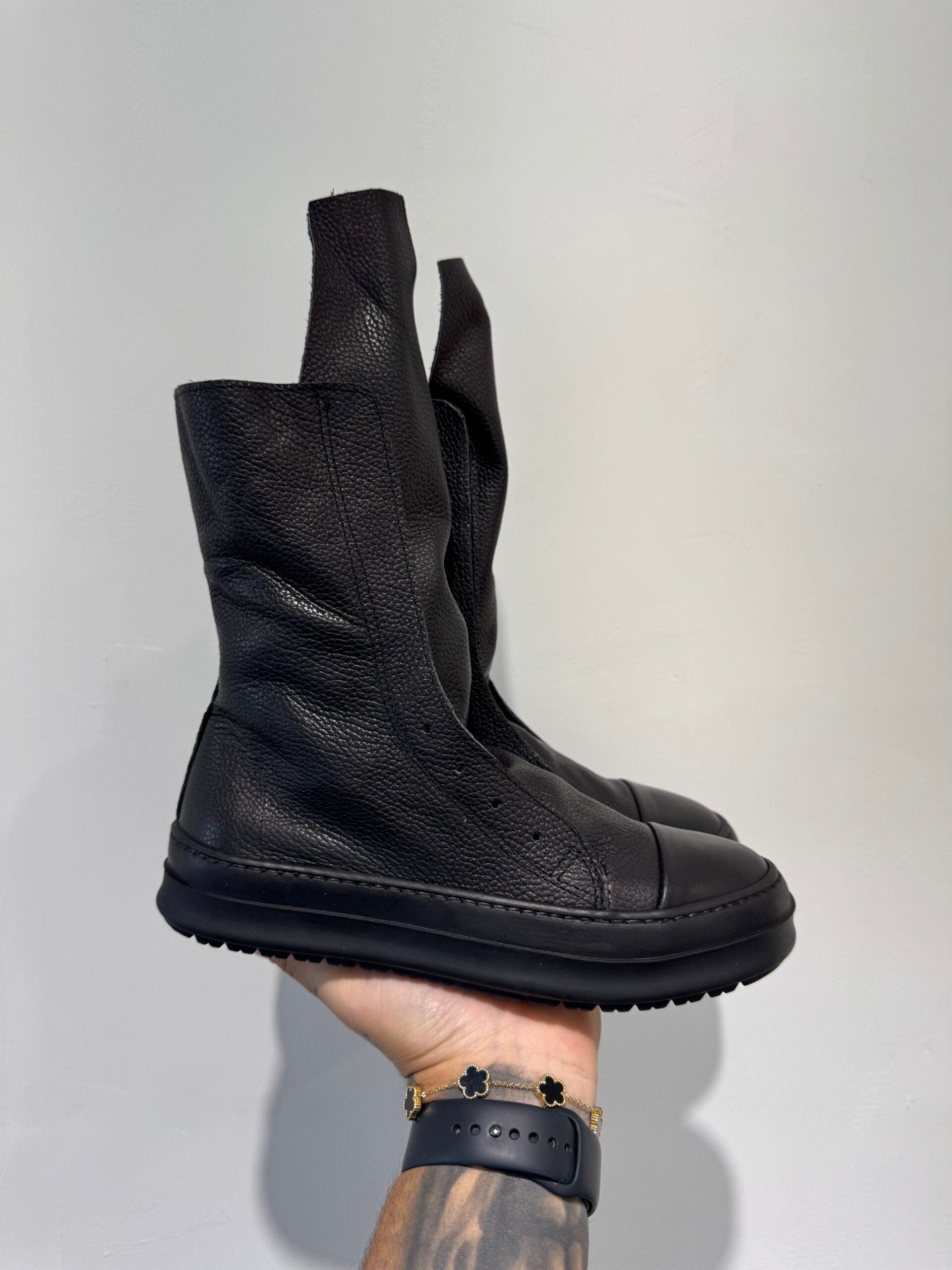 Tore01 black leather sn