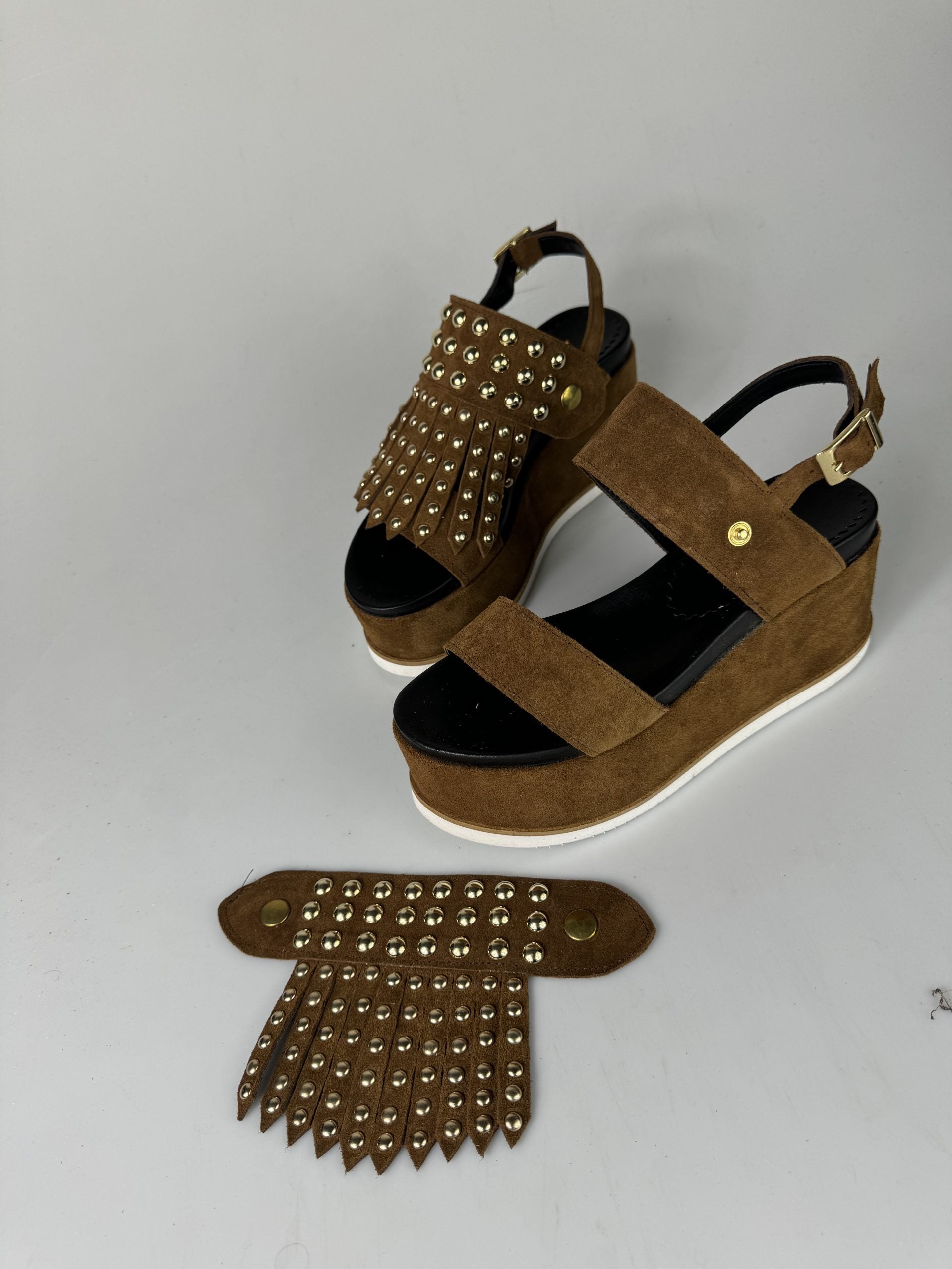 Holly51 leather cam with gold studs