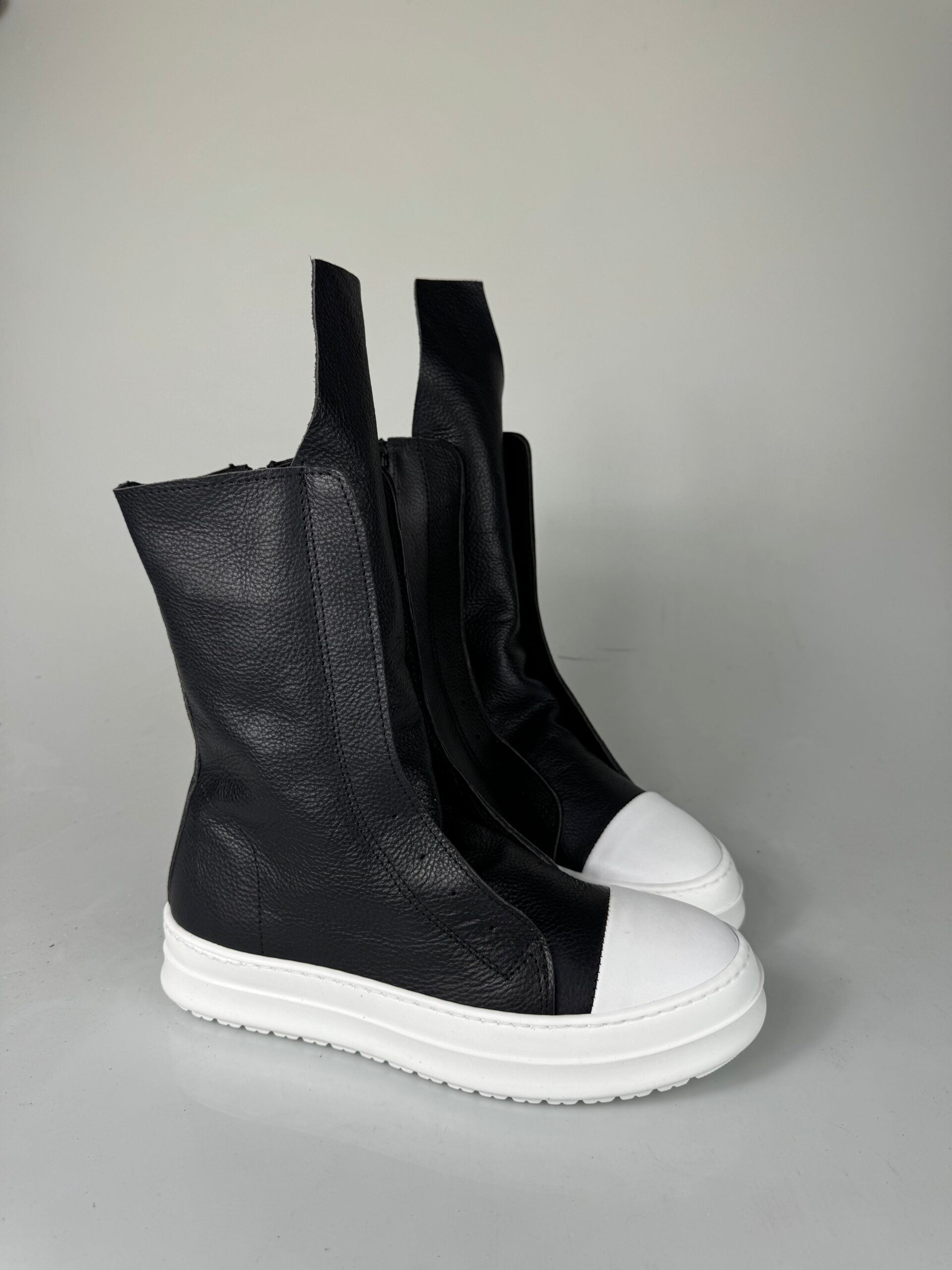 Tore01 black leather