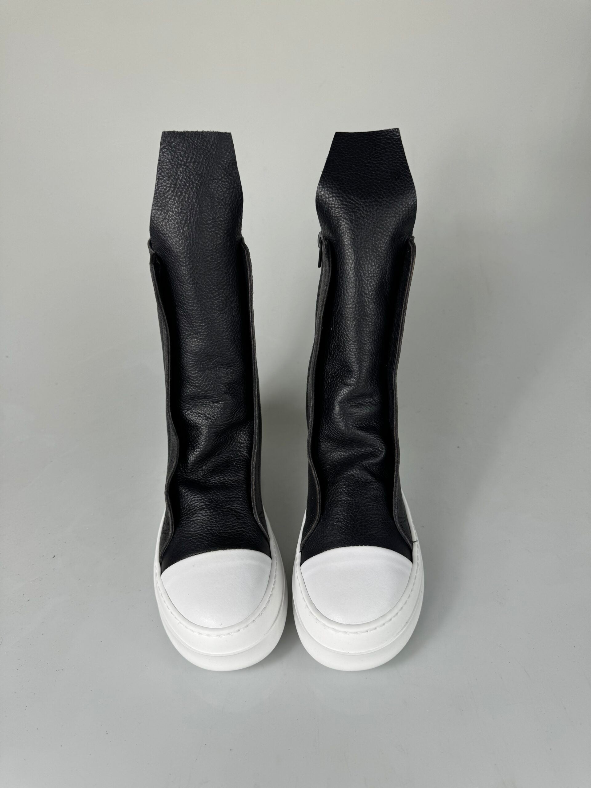Tore01 black leather