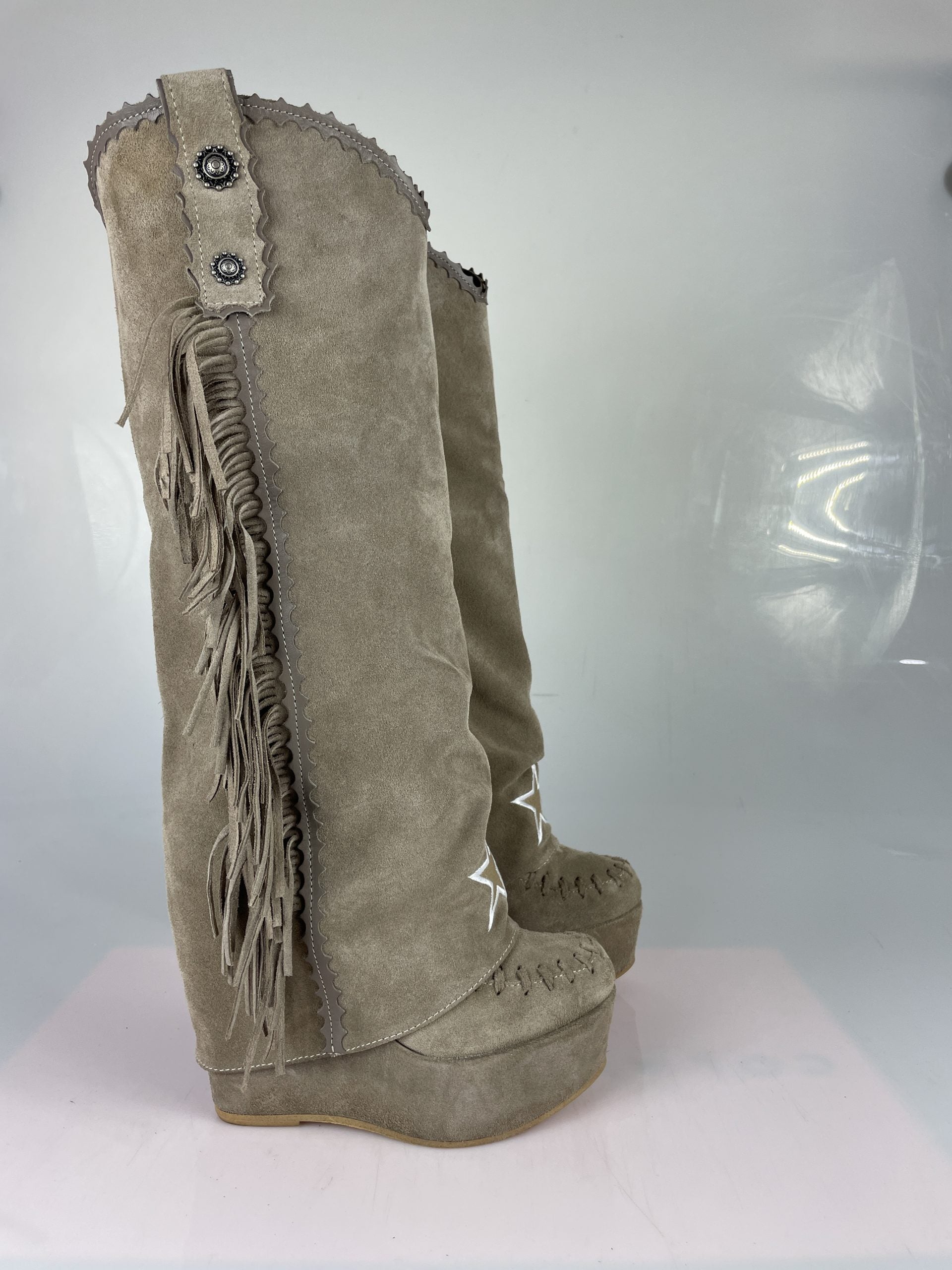 Carmensita euphoria beige suede closed toe