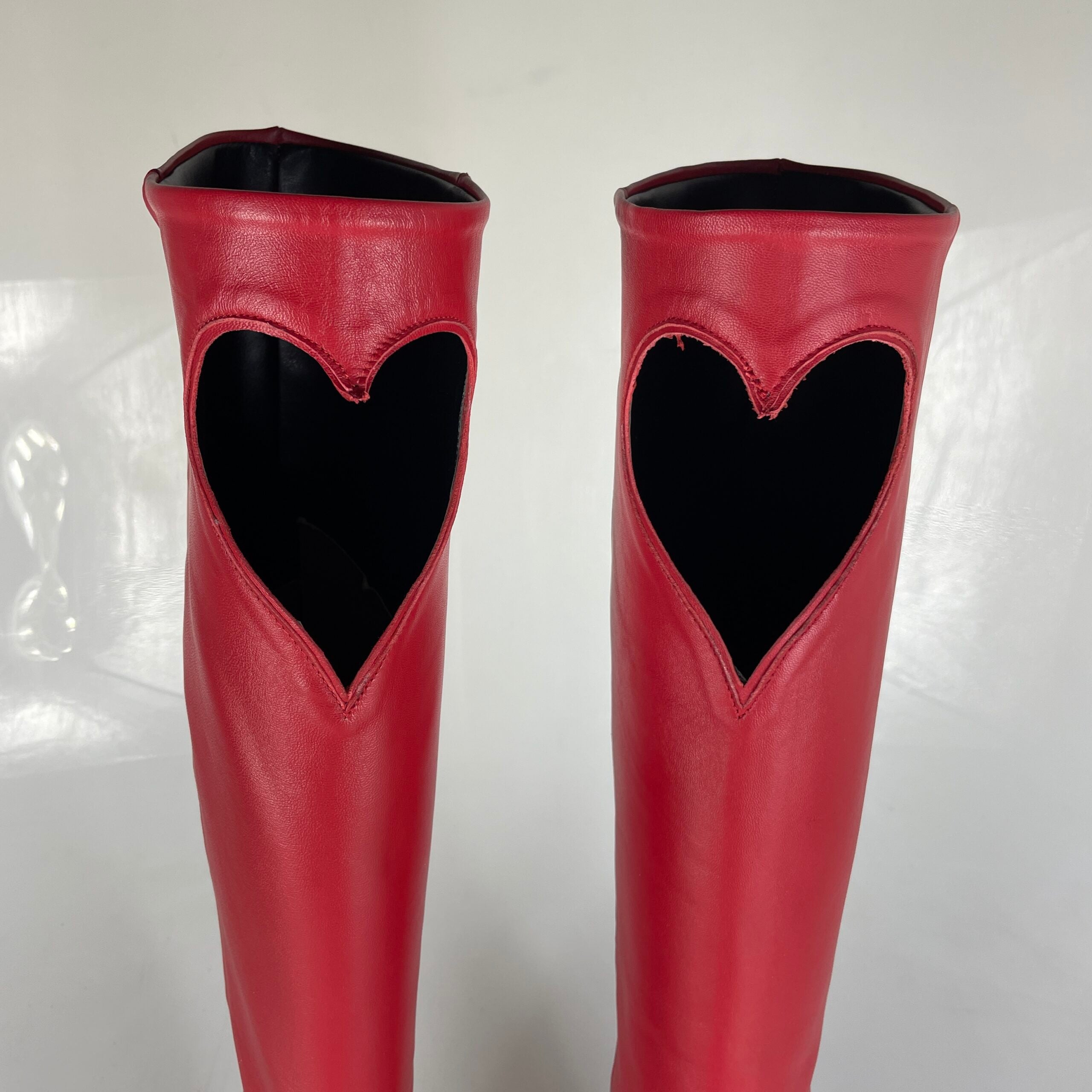 Corazón de cuero rojo 1590