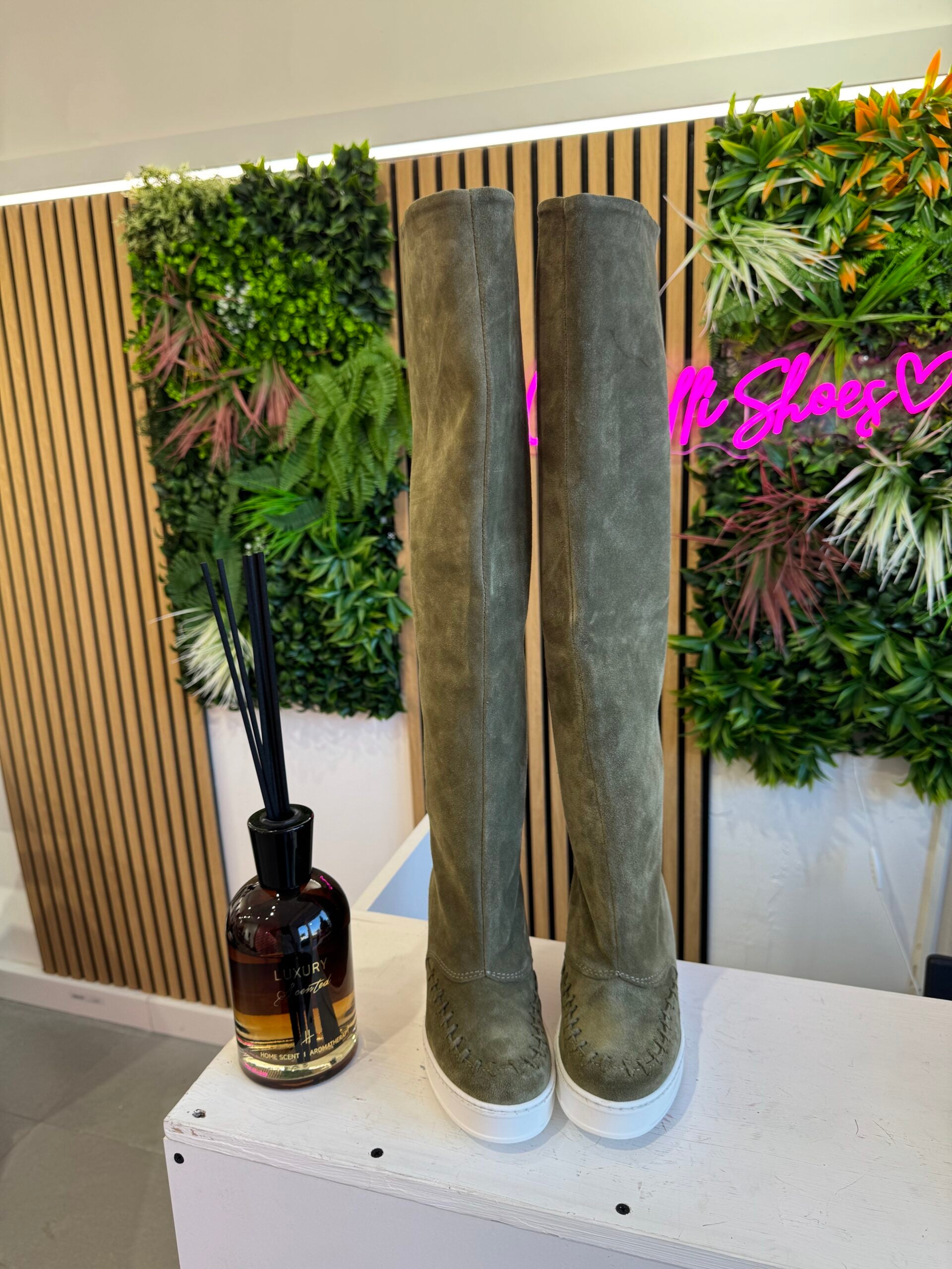 Flaminia, botas altas hasta la rodilla de ante verde sin flecos