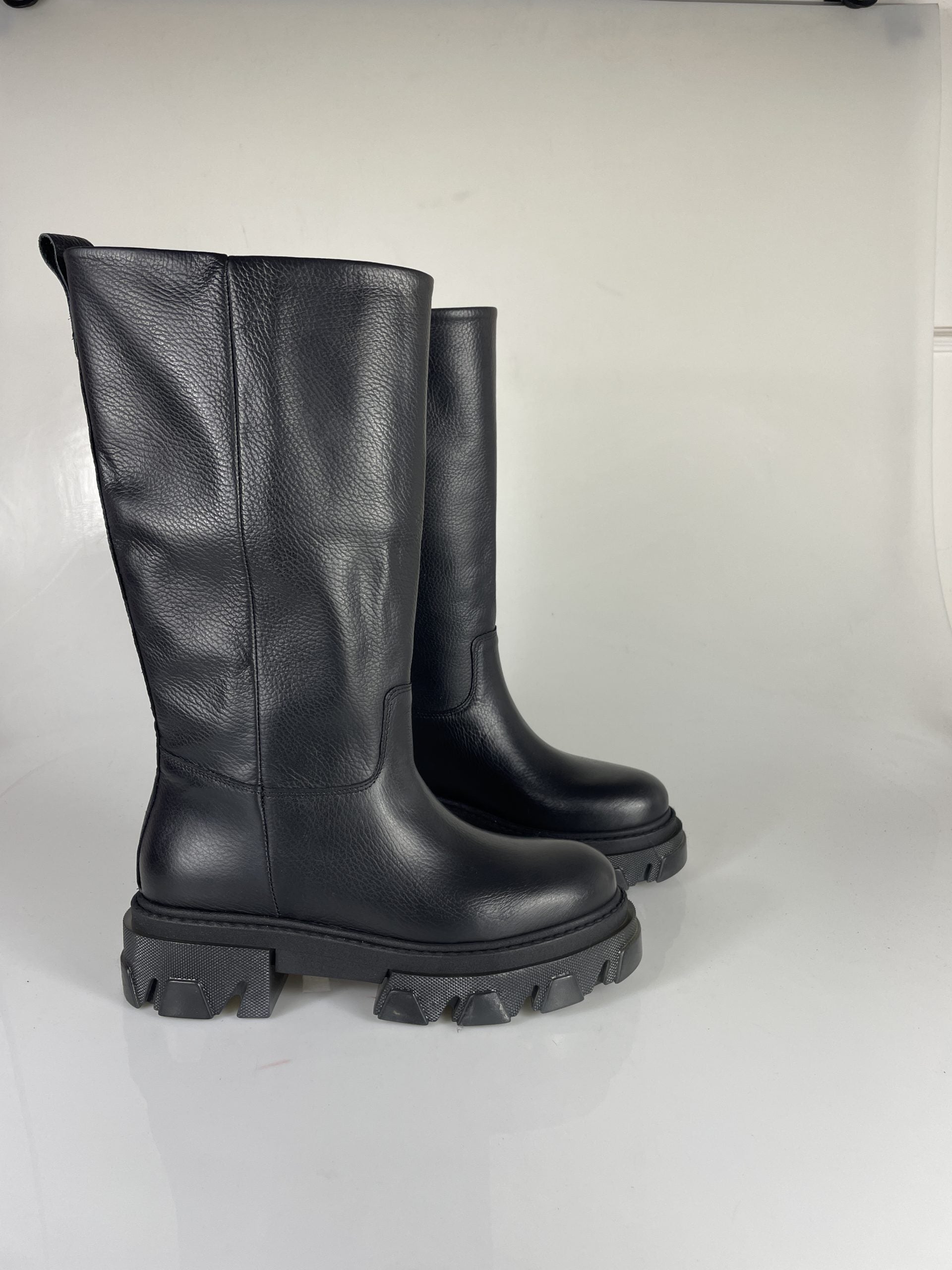 Wake37 black leather