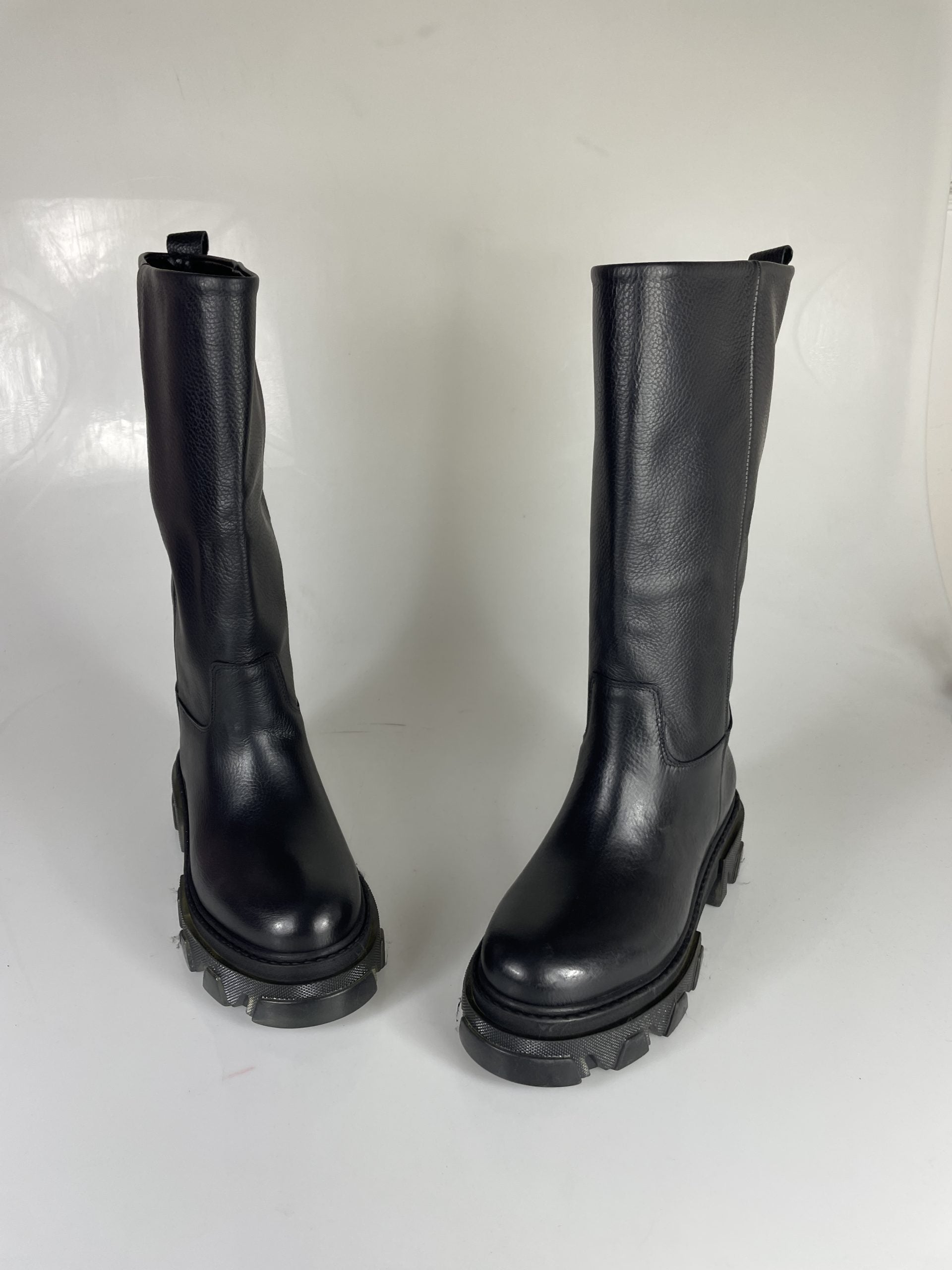 Wake37 black leather