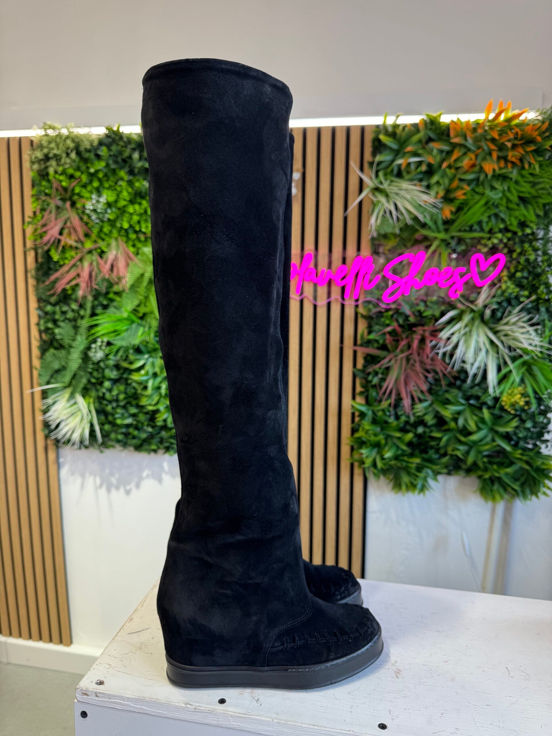 Flaminia, botas altas hasta la rodilla de ante negro, sin flecos