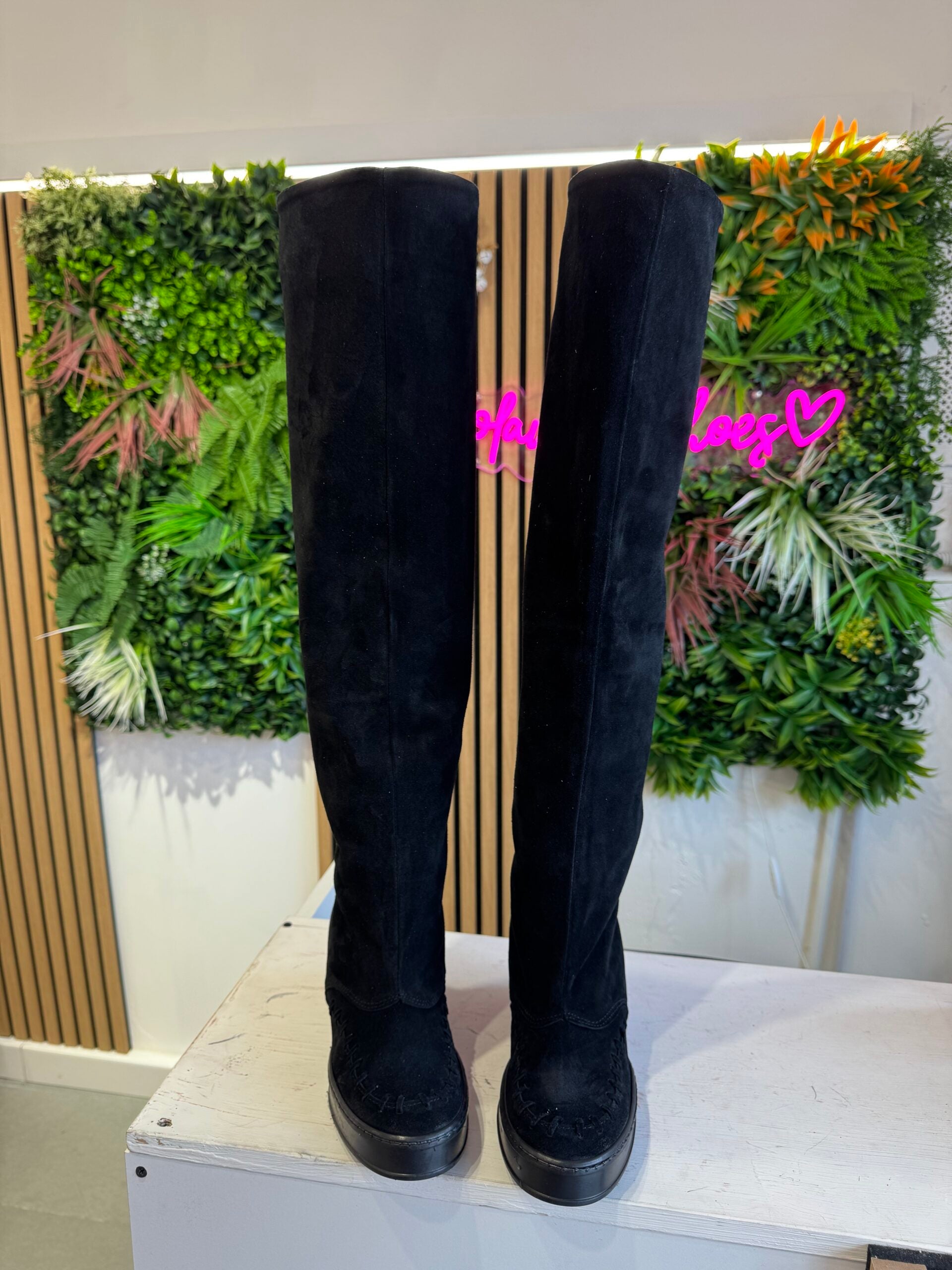 Flaminia, botas altas hasta la rodilla de ante negro, sin flecos
