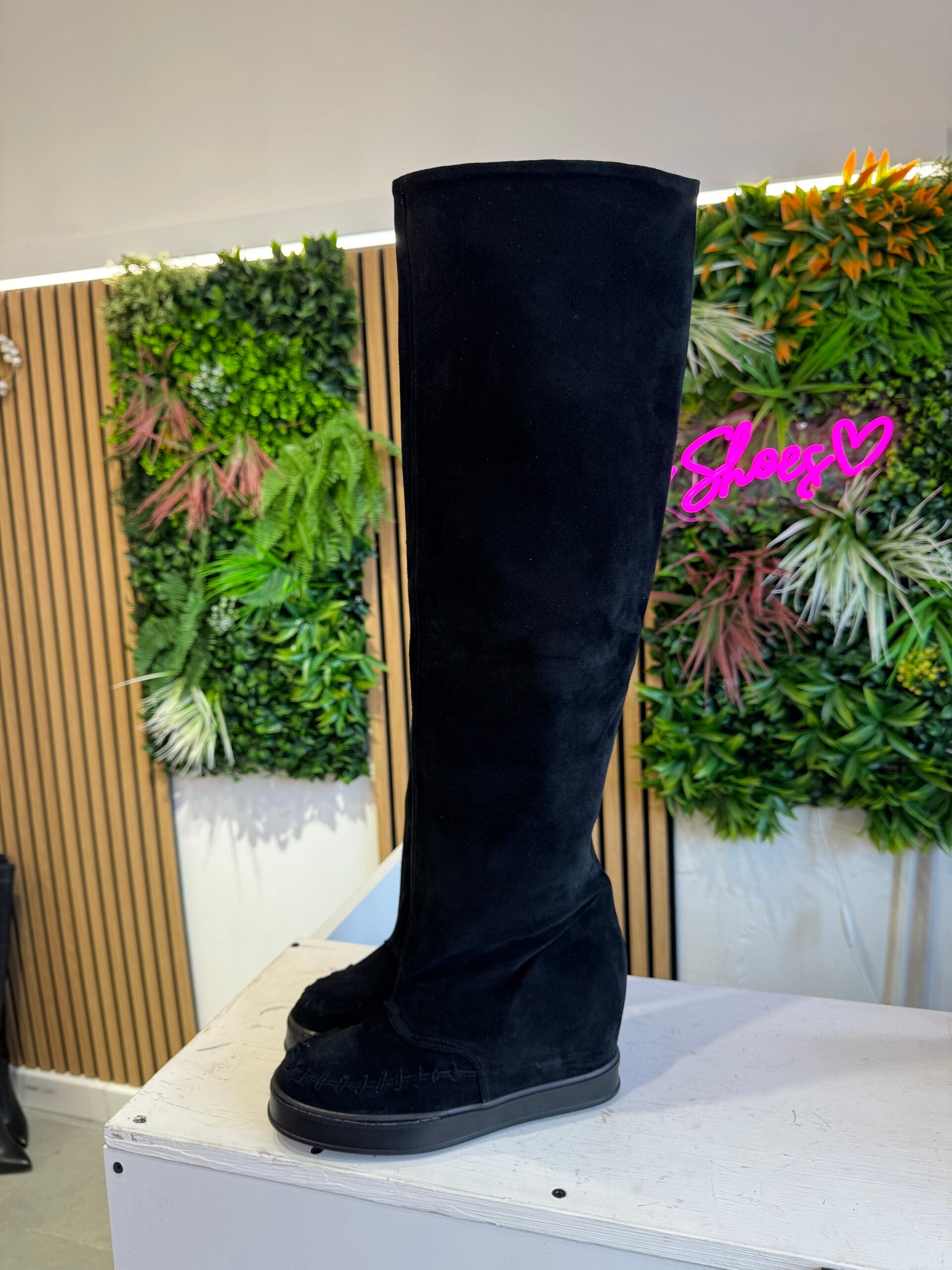 Flaminia, botas altas hasta la rodilla de ante negro, sin flecos
