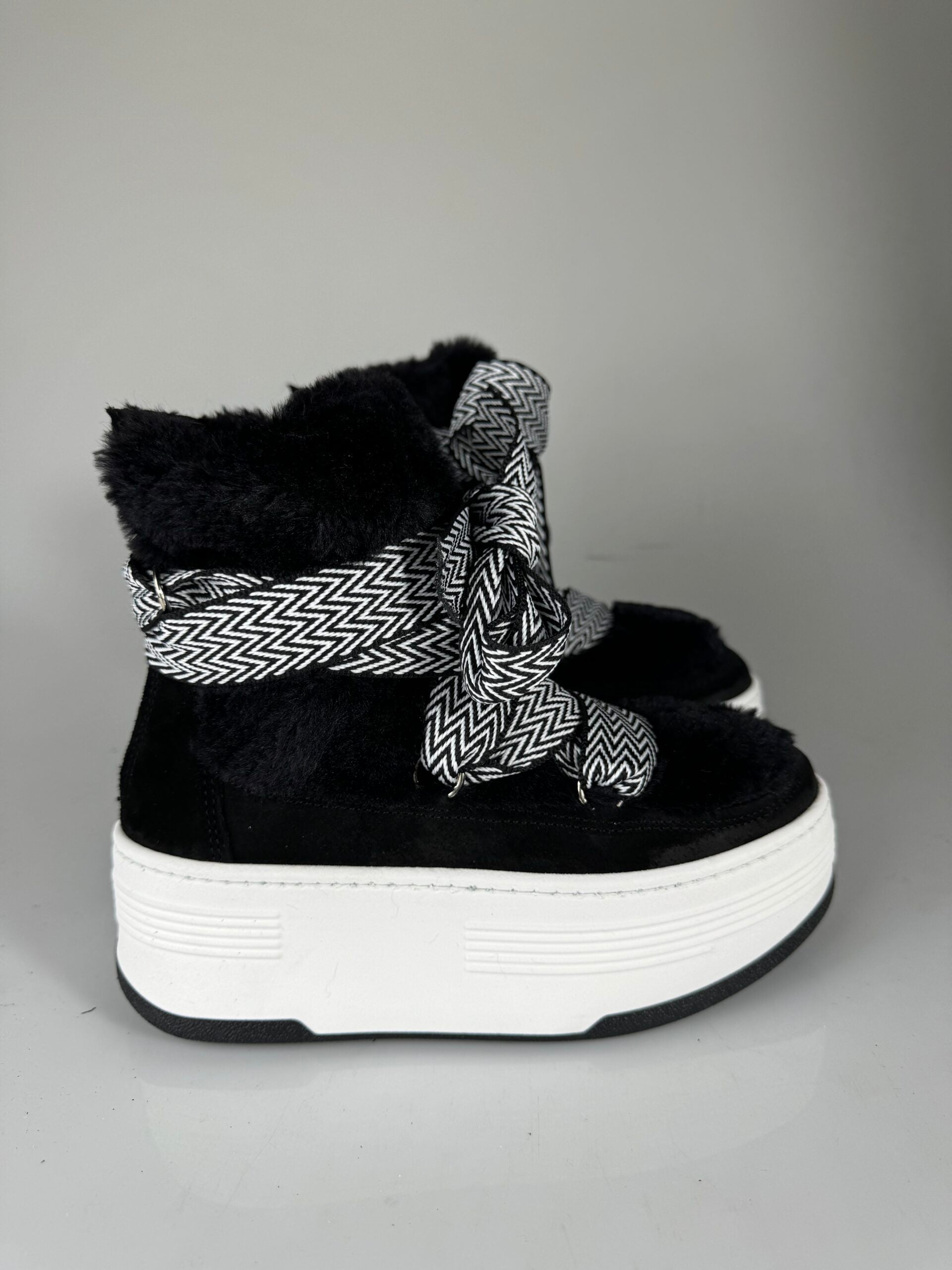 Wolf7 cam black fur black laces black/white