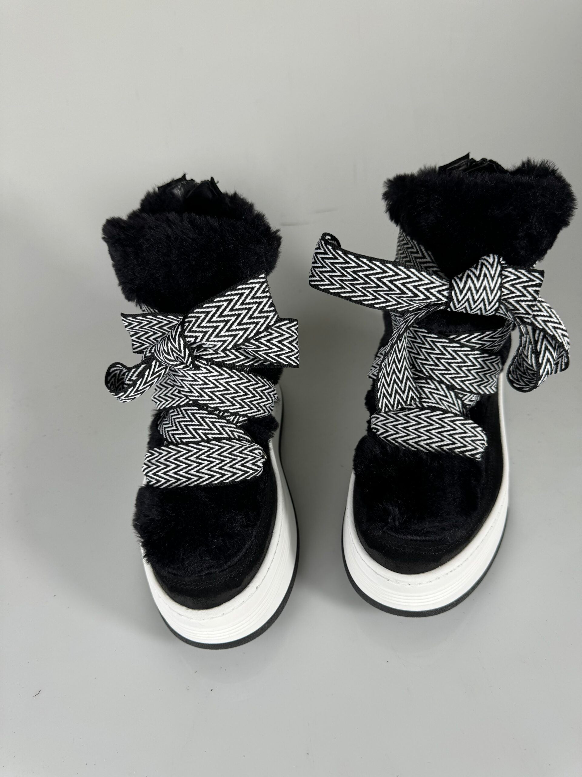 Wolf7 cam black fur black laces black/white