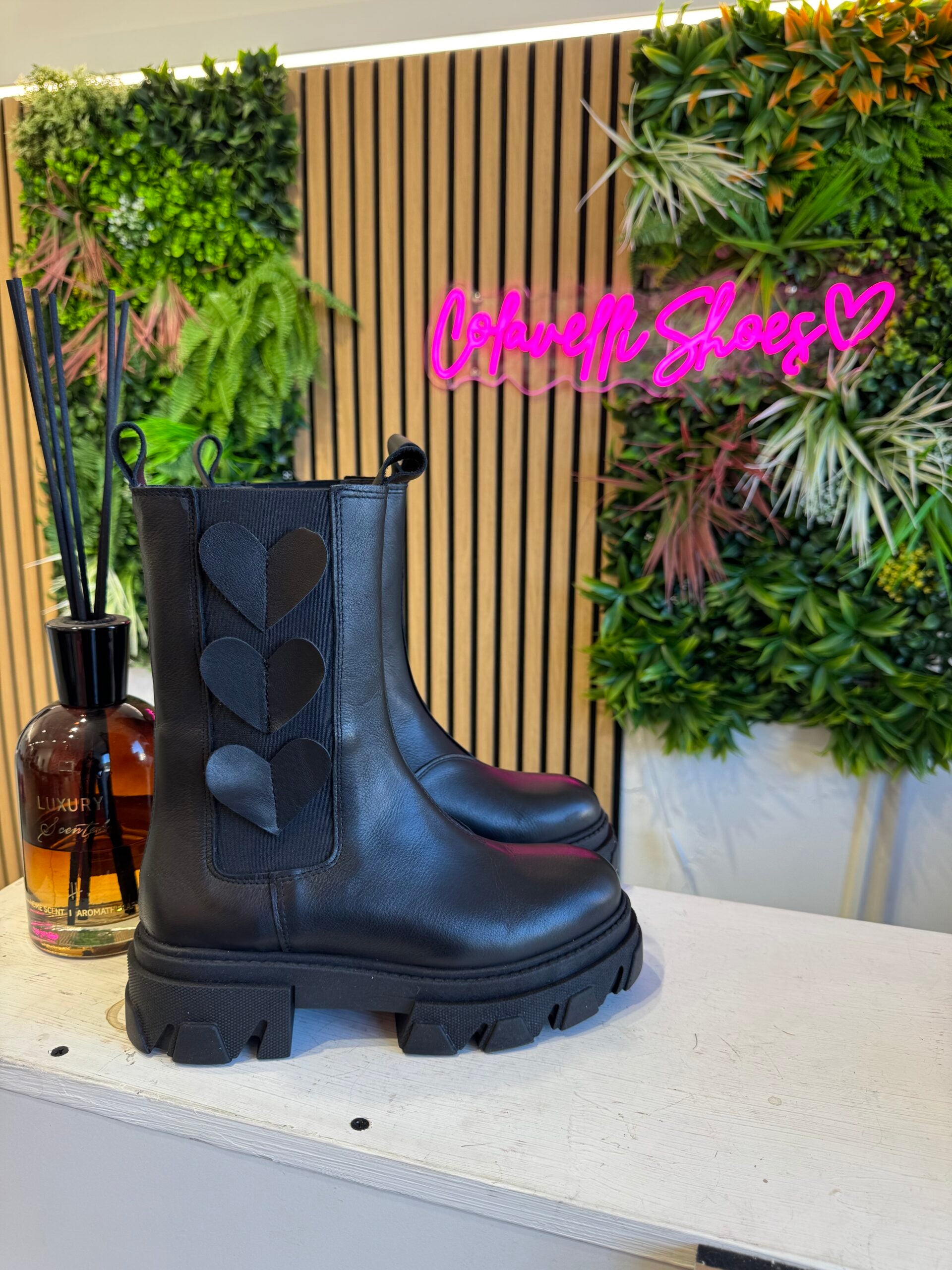 Wake12 double heart black leather