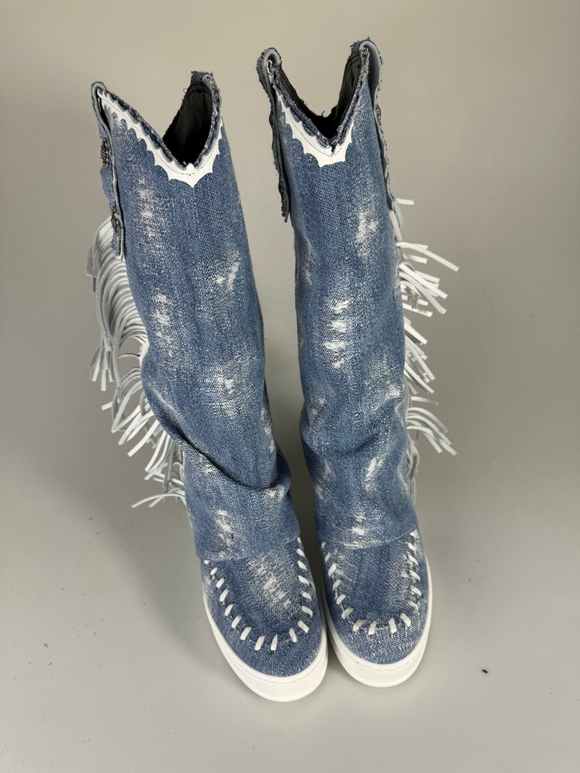 Vaqueros Euphoria rotos hasta el suelo